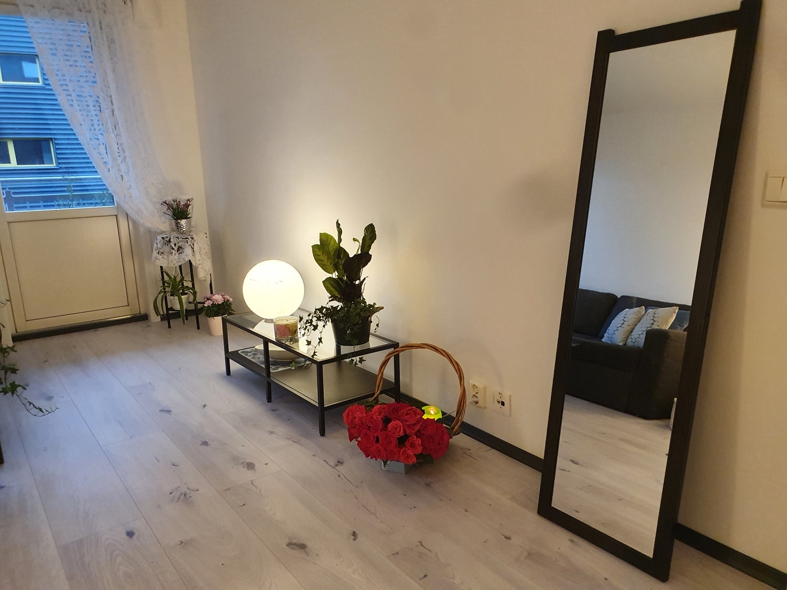 Langvegg med plass til m.a. storskjerm Galleribilde