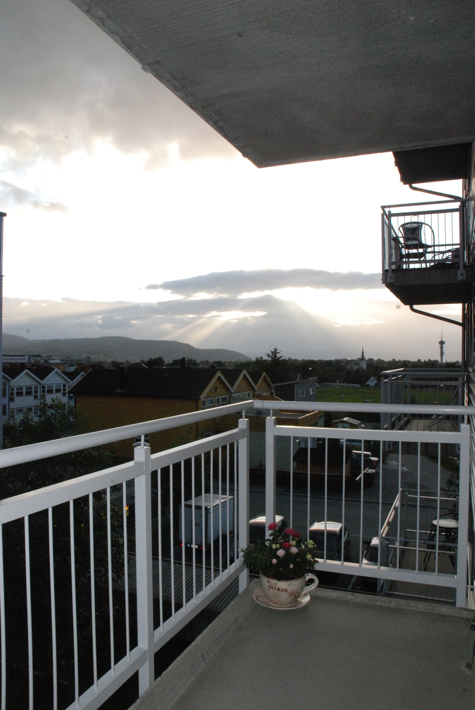 Fine sommardager kan gjerne nytes ute med godt utsyn til solnedgangen. Eller til solOPPgangen Galleribilde