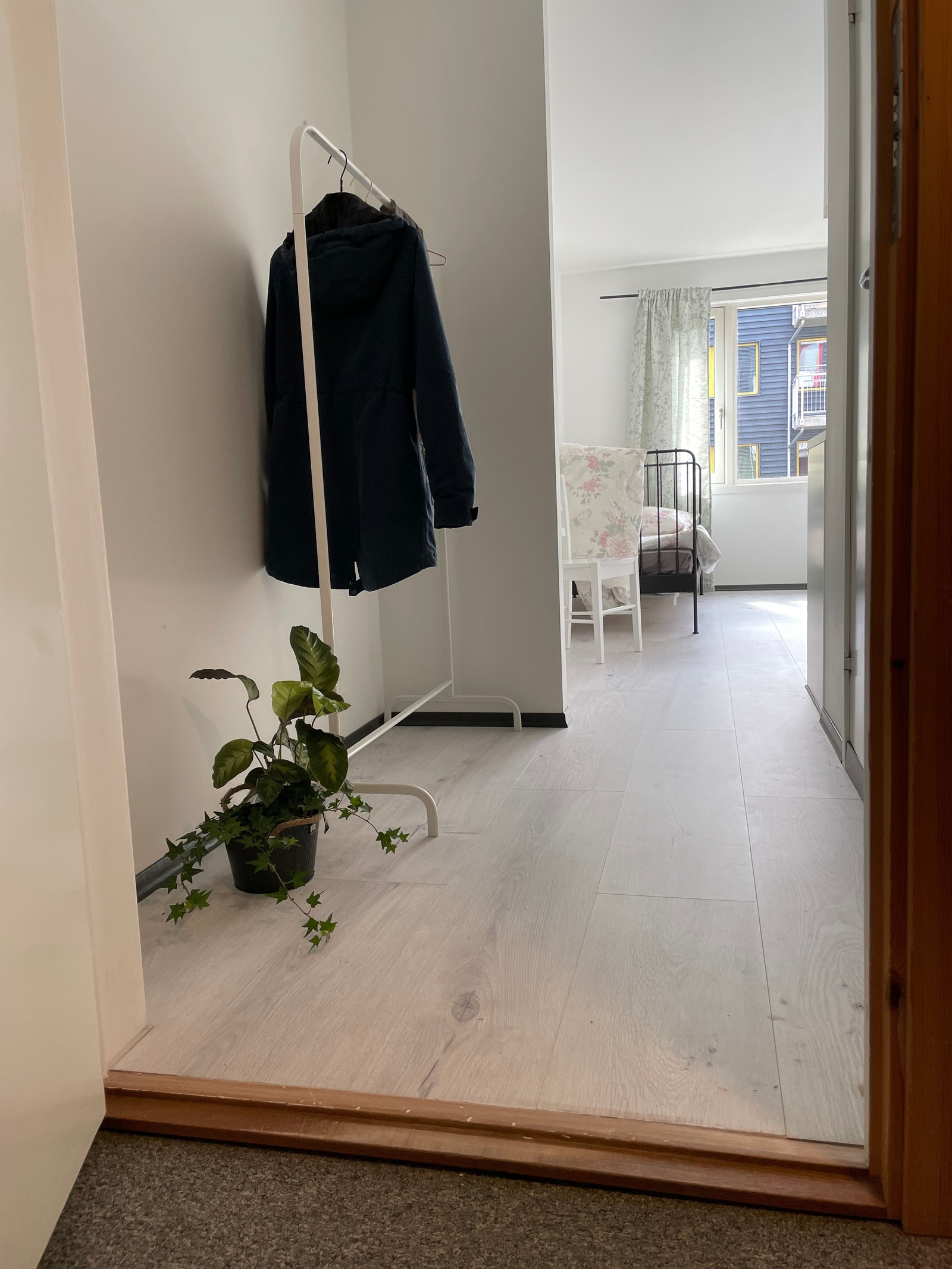 STUDIOLEILIGHETEN/ utleiedelen har god plass til kledsstativ, kledsskap, skohylle og lignende, alt etter preferanse Galleribilde