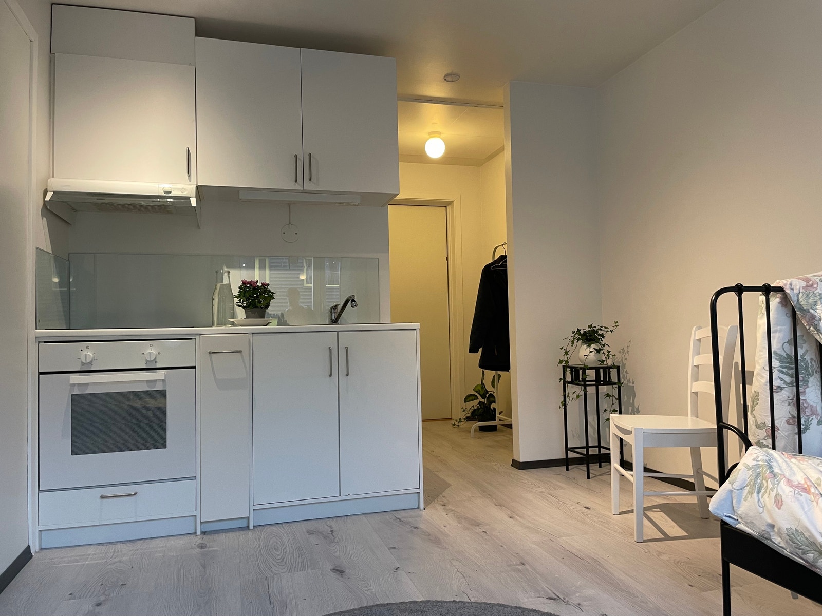 Kjøkkenet er oppgradert for få år tilbake. Det er plass til kjøl/fryseskap i hjørnet til høyre. Galleribilde