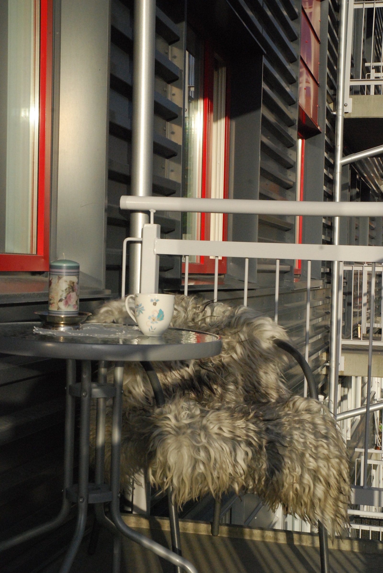 Balkongen ligger på solsiden av bygget Galleribilde