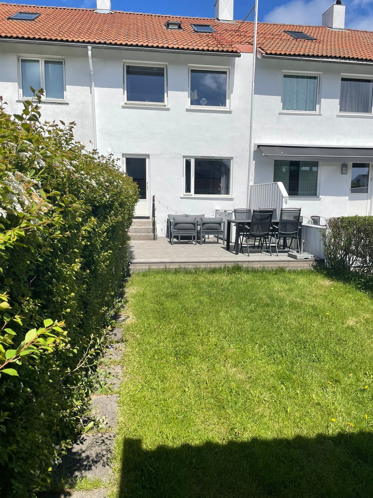 Hageside - sydvendt rolig uteplass Galleribilde