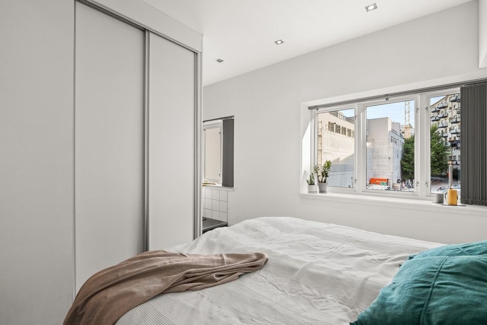 Stort garderobeskap på soverommet Galleribilde