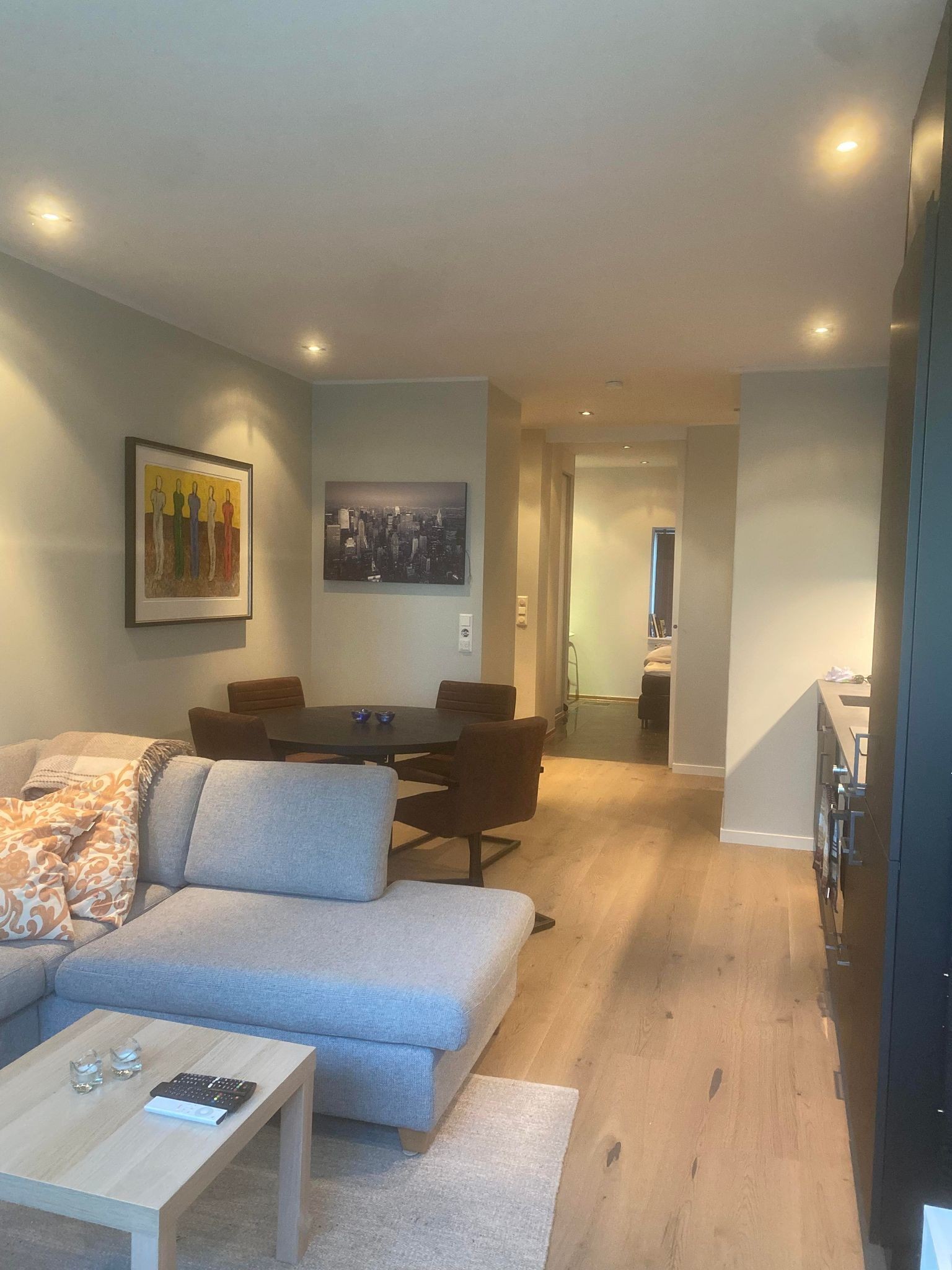 Stue og inn mot soverom, vinduer i begge ender av leiligheten sørger for god belysning Galleribilde