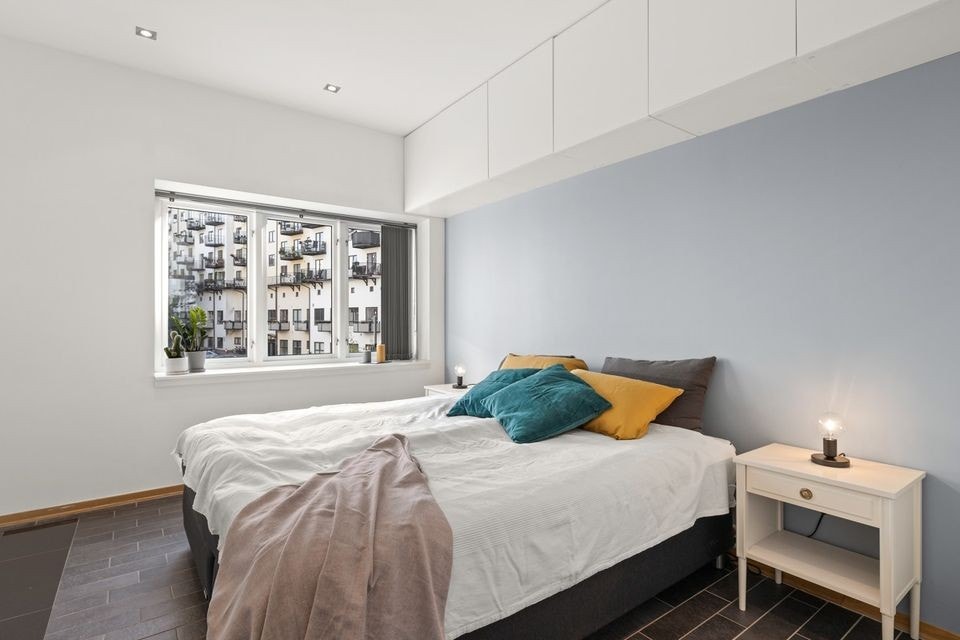 Romslig soverom med dobbeltseng og nattbord, inkluderer idag også skrivebord og kontorstol Galleribilde