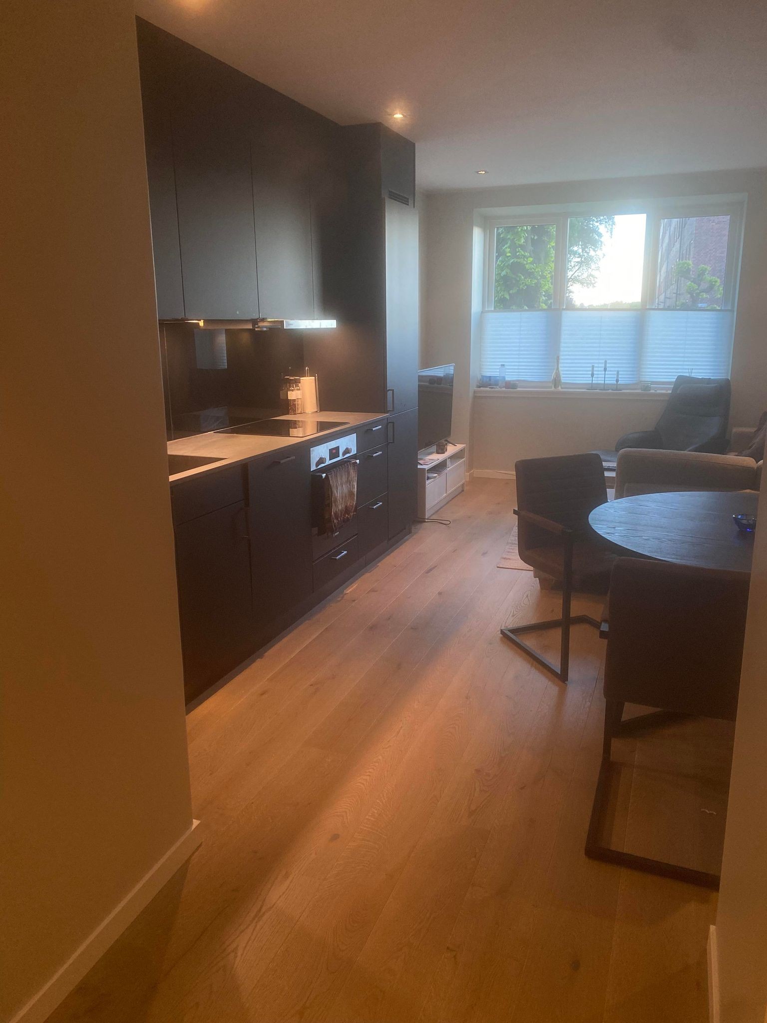 Nylig oppusset kjøkken, gulv, lister mm. Galleribilde