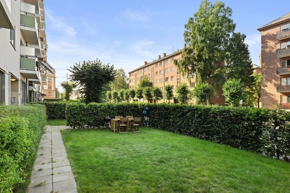 Leiligheten har god internbeliggenhet med en pent, opparbeidet hage foran bygget Galleribilde