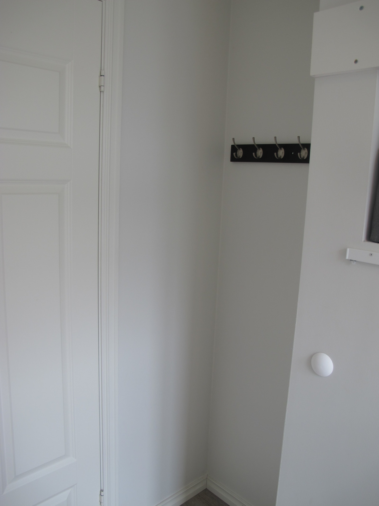 Bak døren er det en krok til å henge fra seg det man måtte ønske. Galleribilde