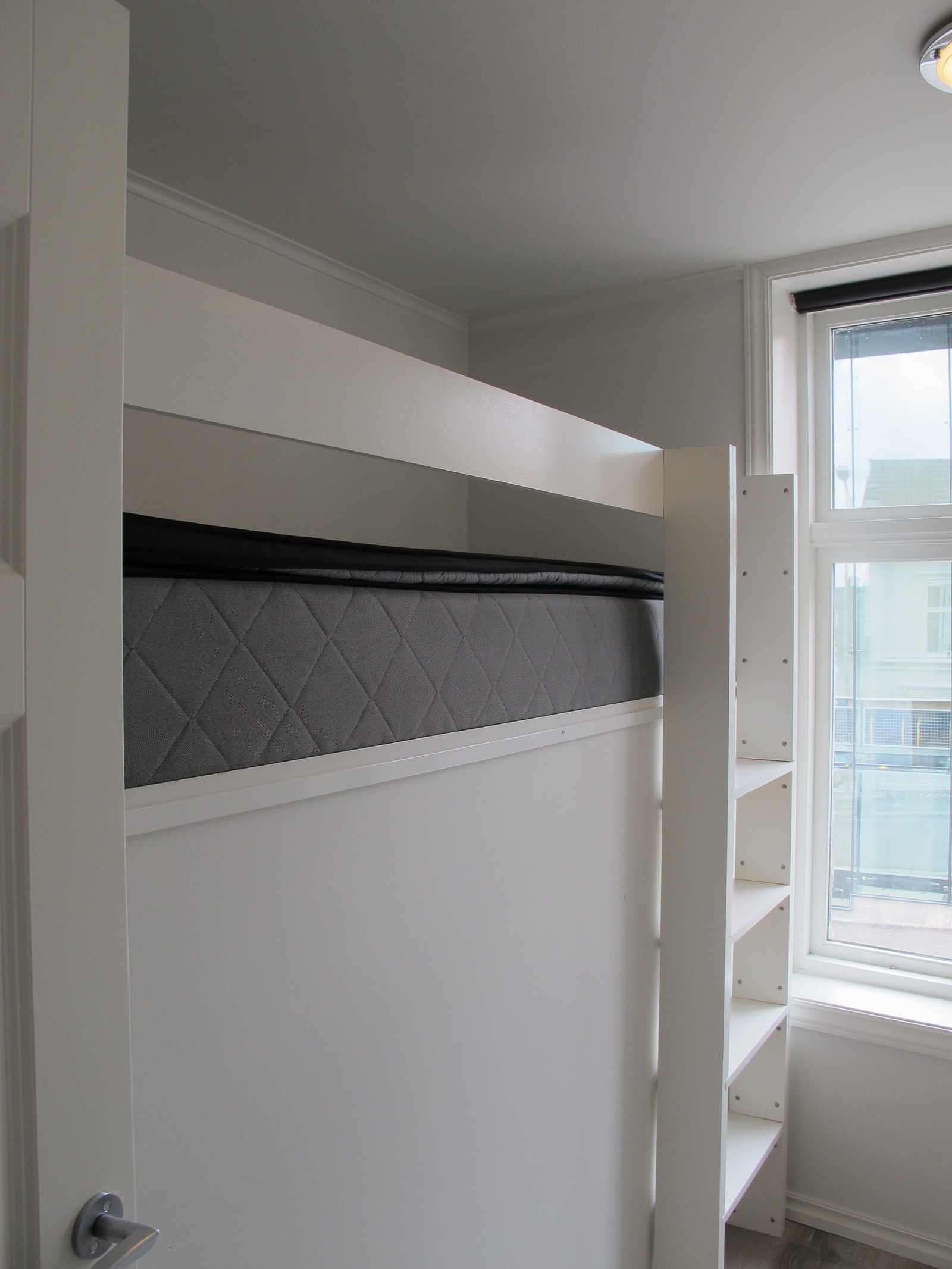 Sengen er 90 cm og lagt på en hems for å få bedre gulvplass. Galleribilde