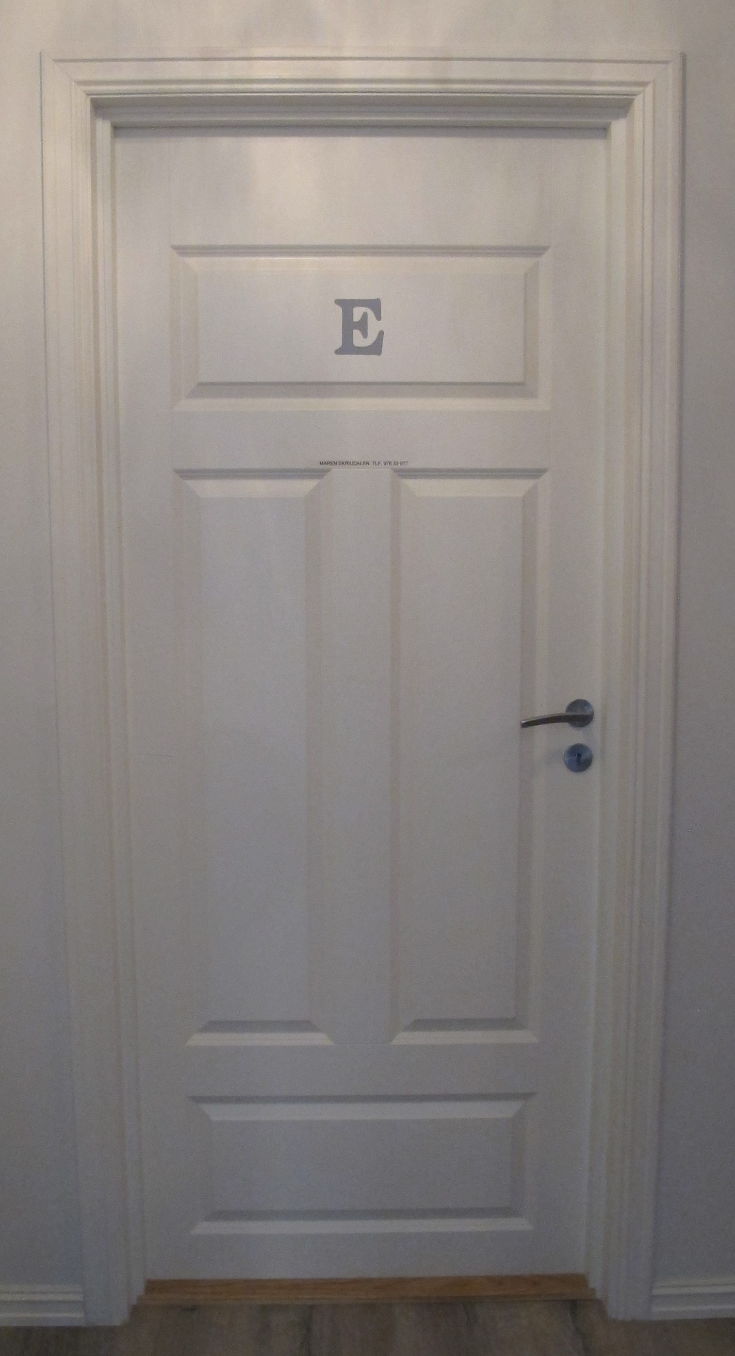 UTLEID. Velkommen til Rom E i 2. etasje i Hovedbygget. Dette rommet er vårt minste rom på 9 kvm og koster kr. 6.871,- pr.mnd. Det er ledig fra nå. Galleribilde