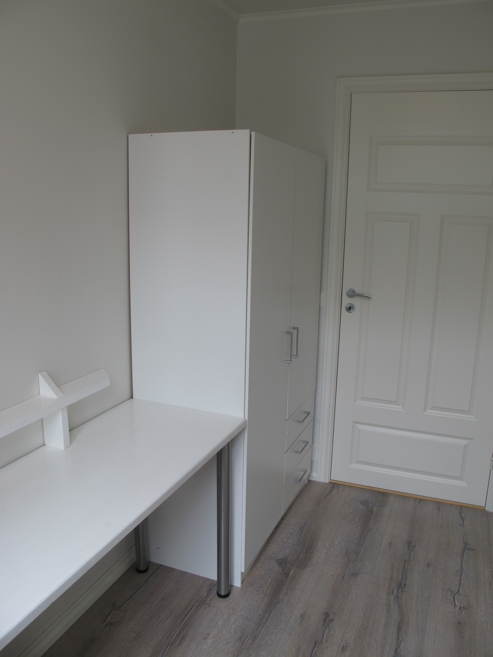 Et garderobeskap med arkiveringsplass på toppen er det også plass til. Galleribilde