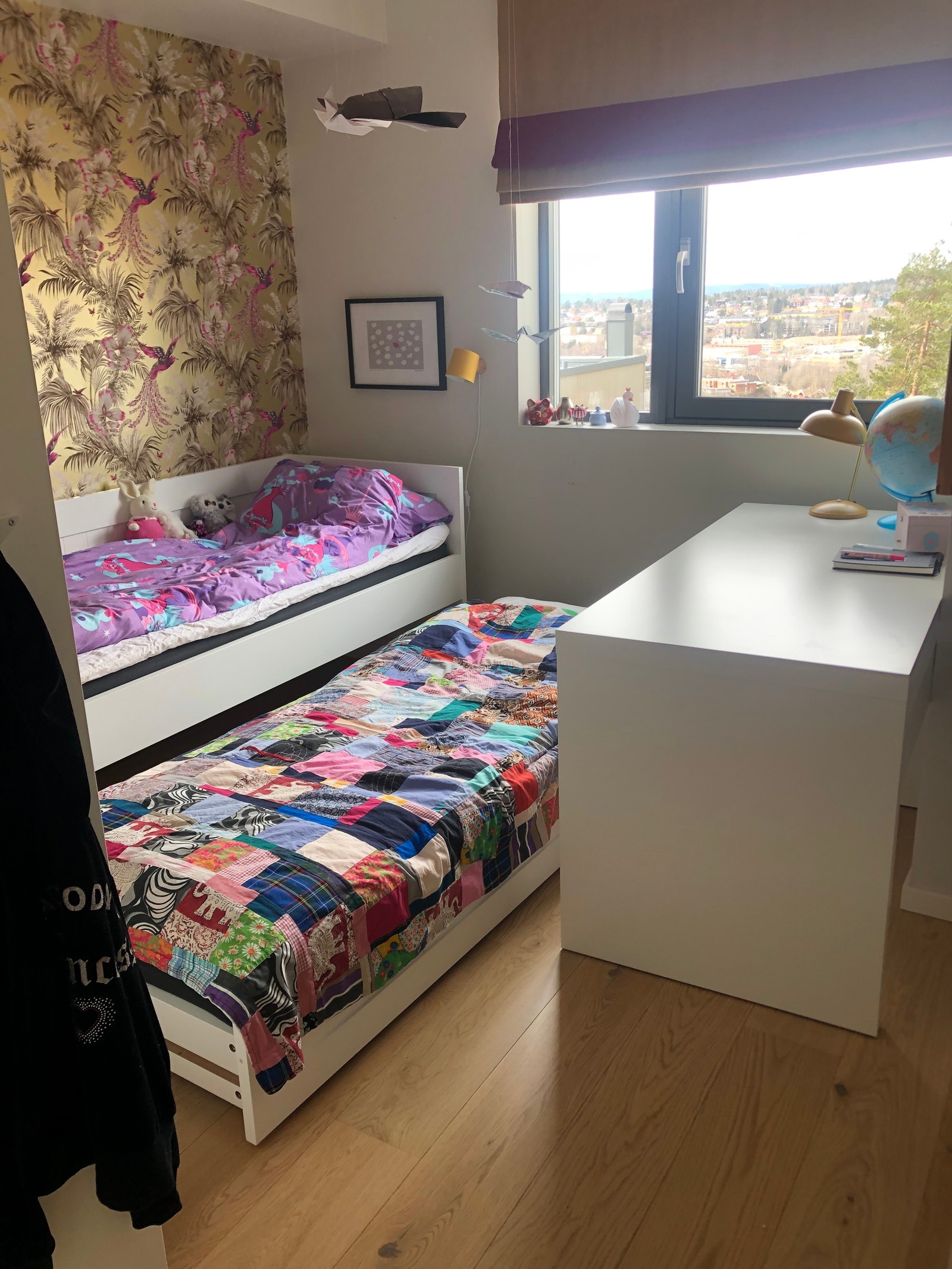 Soverom 3 er barnerom med voksenseng og mulighet for å trekke ut gjesteseng fra skuff under. Galleribilde