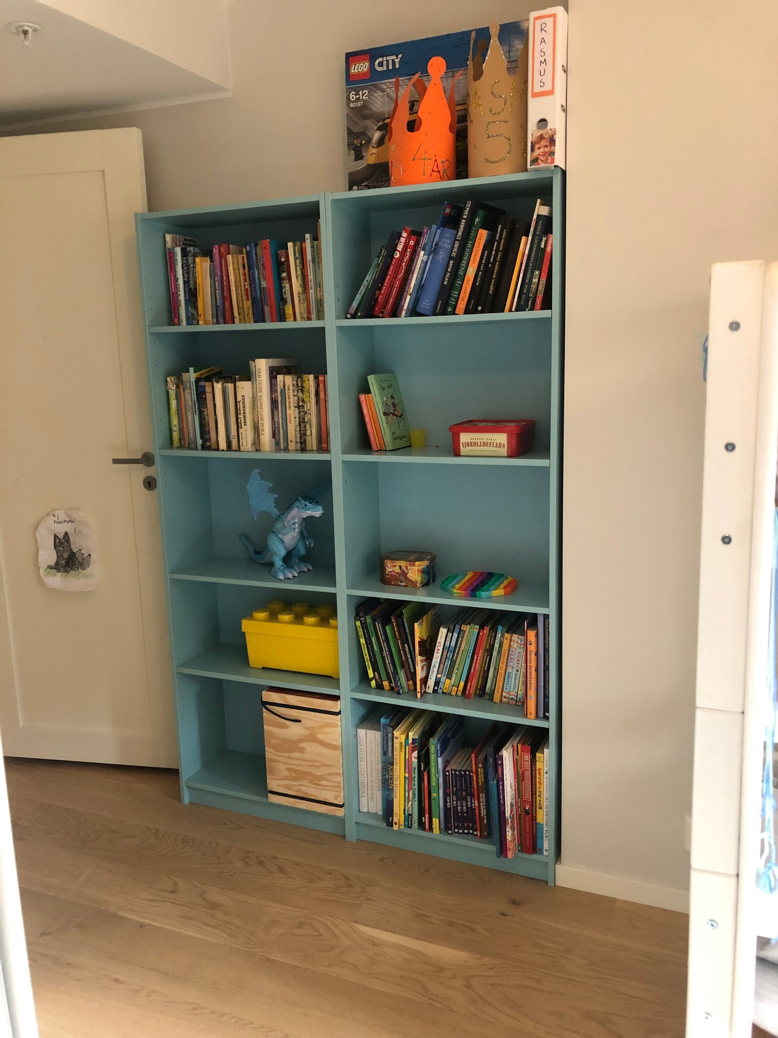 Soverom 4 er barnerom med voksenseng og mulighet for å trekke ut gjesteseng fra skuff under. Tilgang på barnebøker og noen spill. Galleribilde