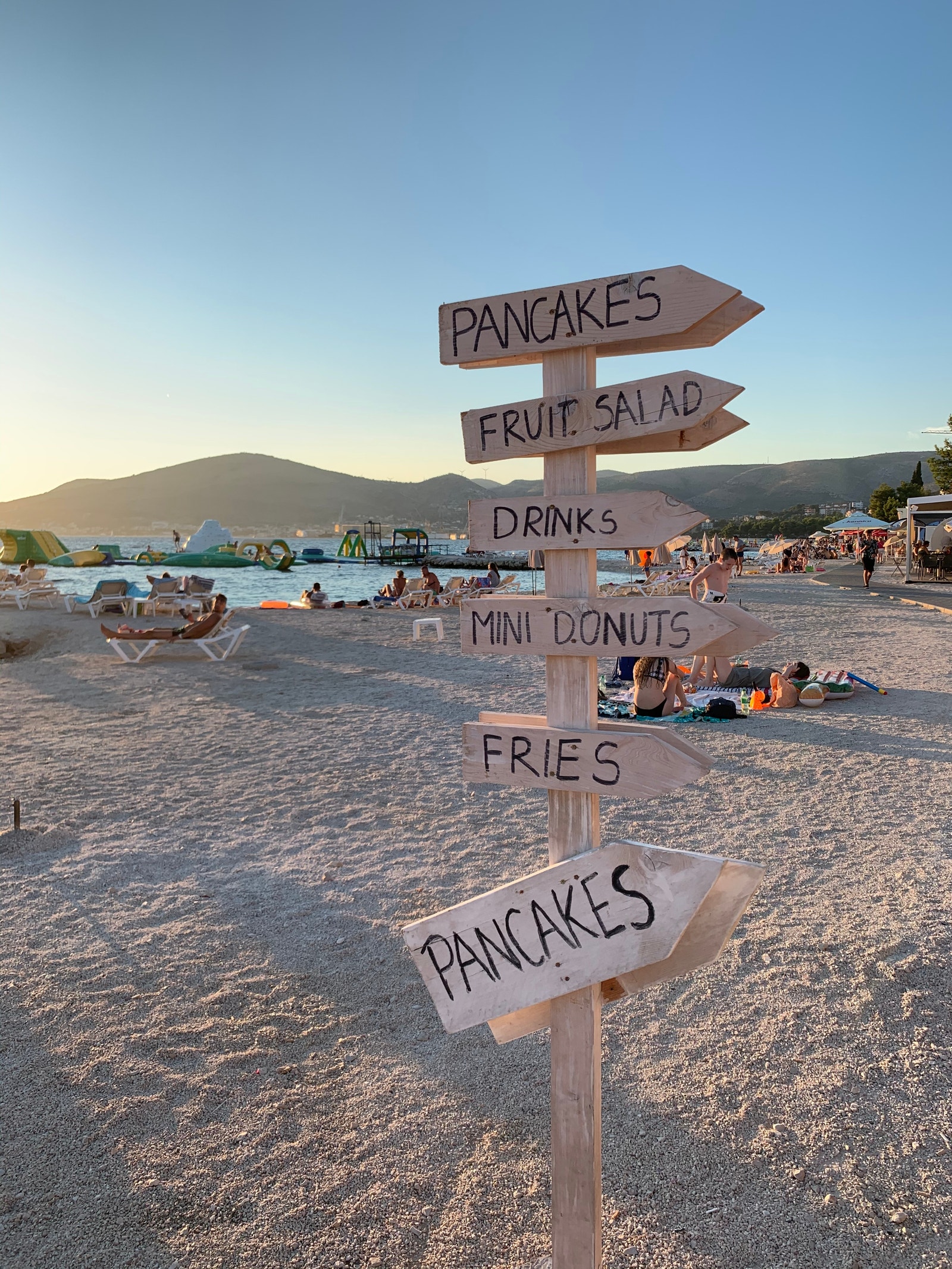 På stranden finner man noe for både liten og stor Galleribilde