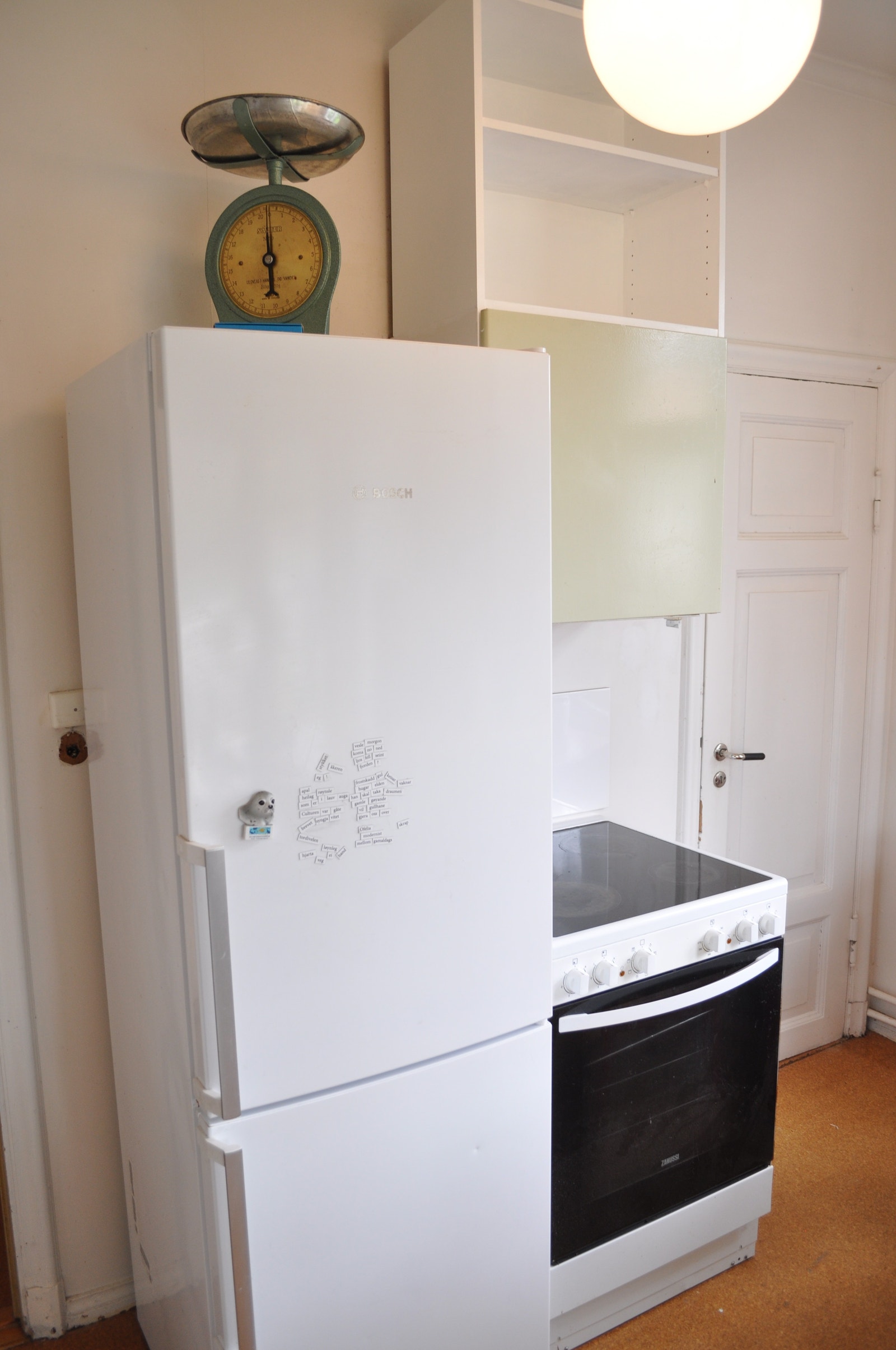 Kjøkken med inngang til spiskammers Galleribilde