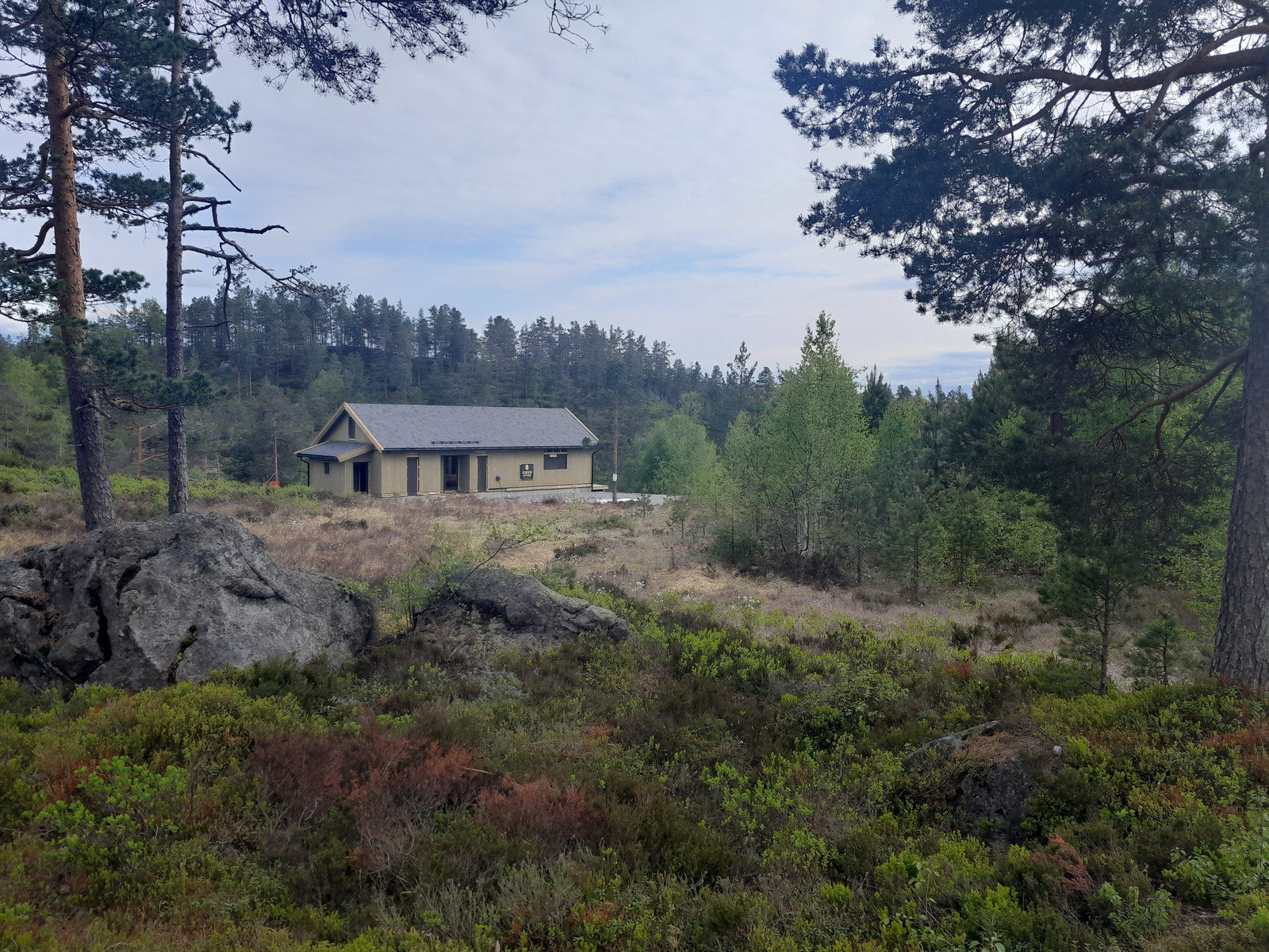 Ny Eiken hytte på vei opp. her kan dere se hvor fint tomtene ligger i terrenget. Galleribilde