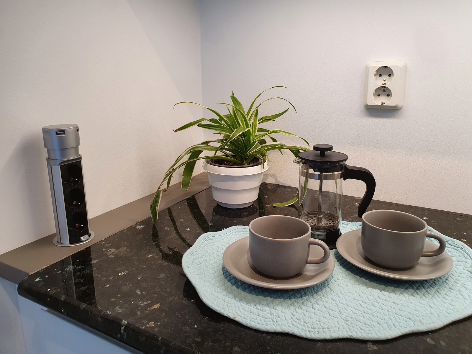 Vi har prioritert å montere flere stikkontakter på kjøkkenet, og valgte da en "pop-up" strømsøyle som løsning. Galleribilde