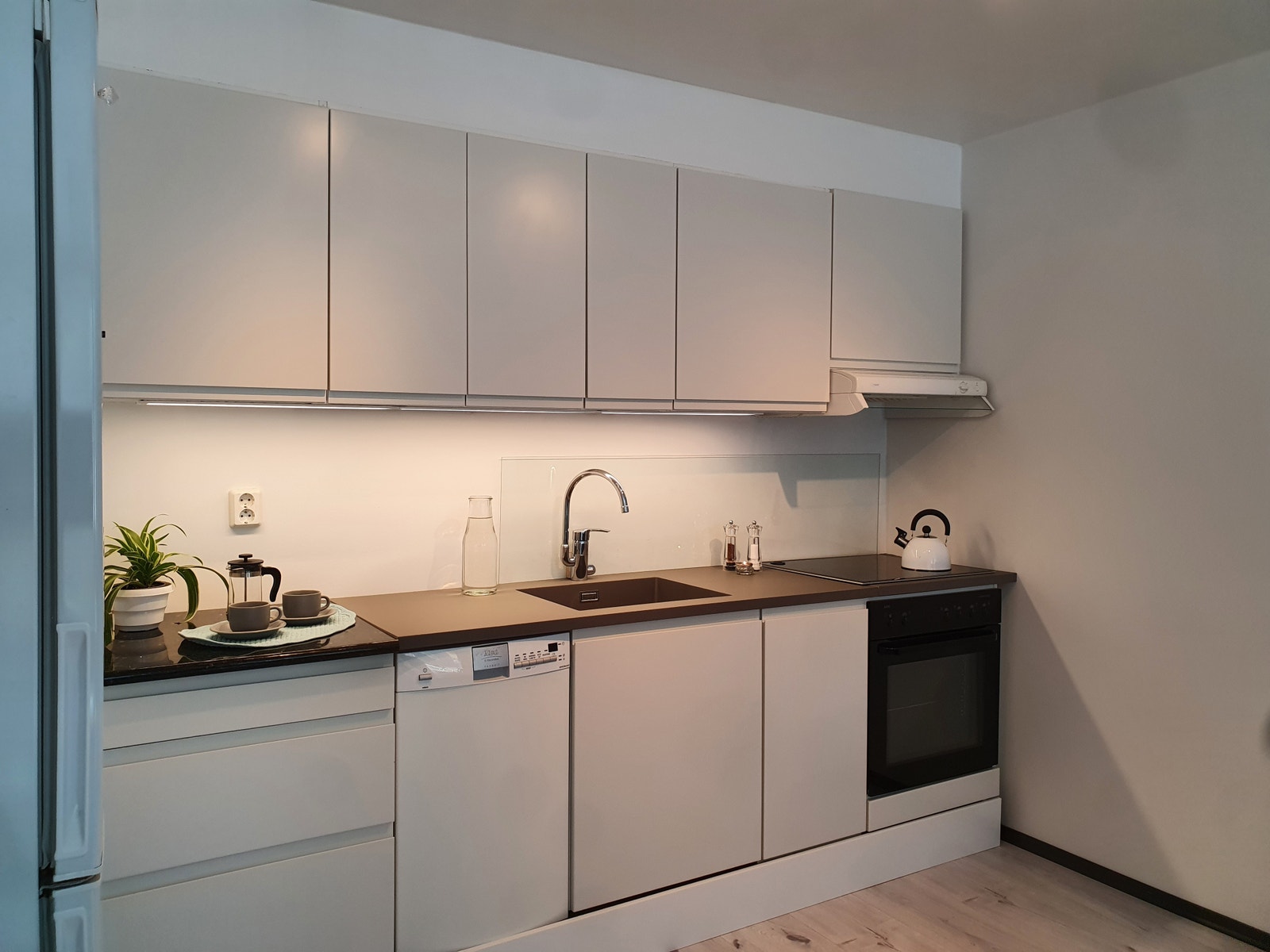 Kjøkkenet i 3. etg er nesten ferdigstilt. Gjenstår å feste benkeplate, sprutplate og sokkellist. Kjøkkenskapene har Sigdal-dører med demping. Galleribilde