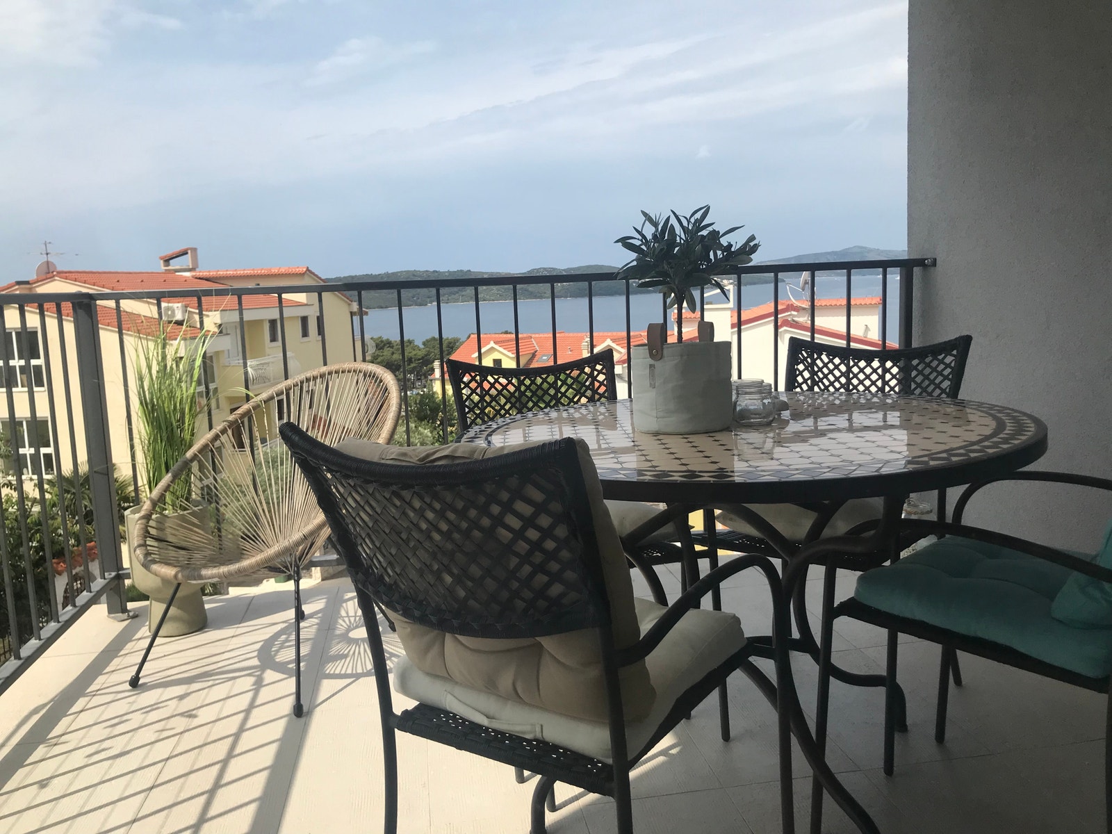 Romslig terrasse med flott sjøutsikt Galleribilde