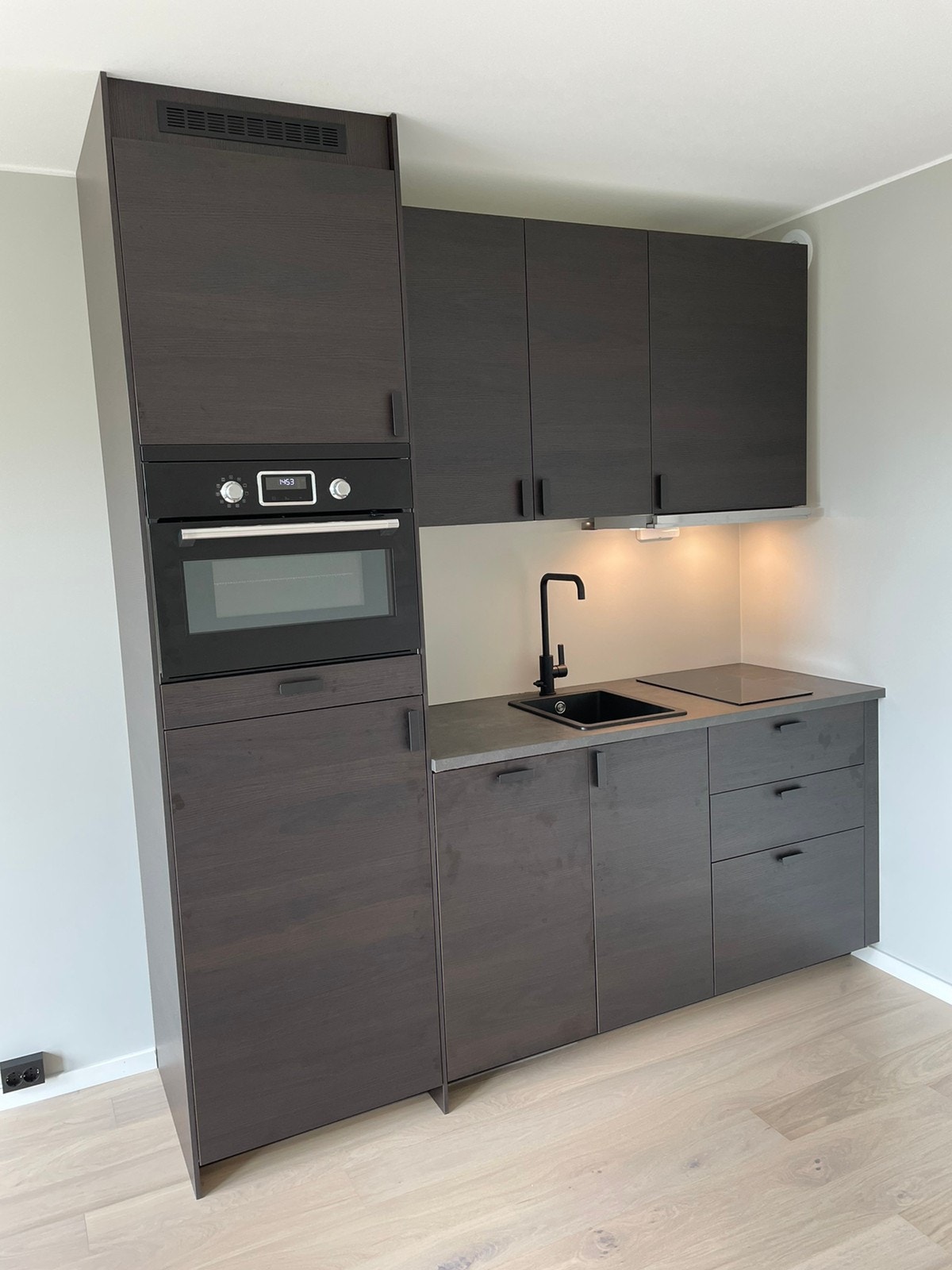 Stekeovn med mikro, induksjonstopp og sort vask/blandebatteri Galleribilde