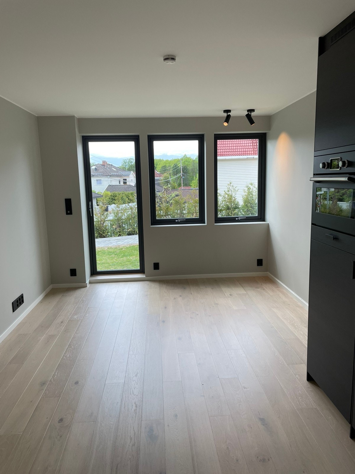 Godt med lys og utsyn (rullegardiner montert på dør og vinduer) Galleribilde