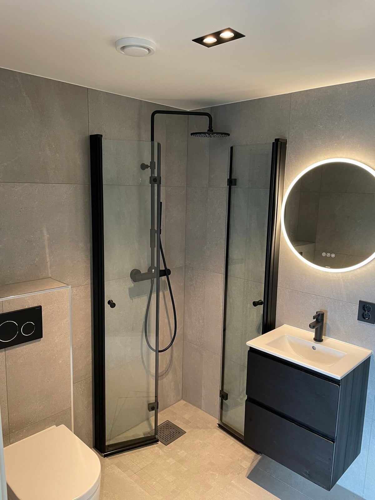 Sorte detaljer på bad Galleribilde