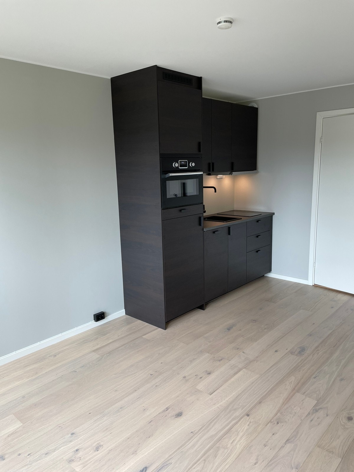 IKEA kjøkken med hvitevarer Galleribilde