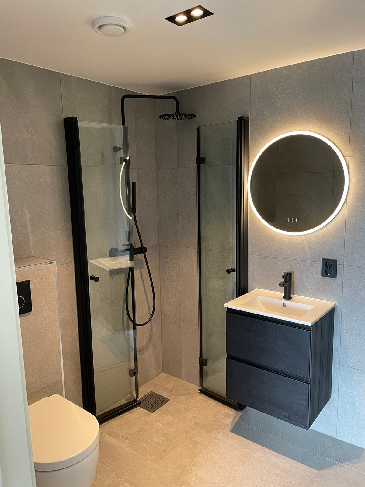 Bad med sort innredning Galleribilde