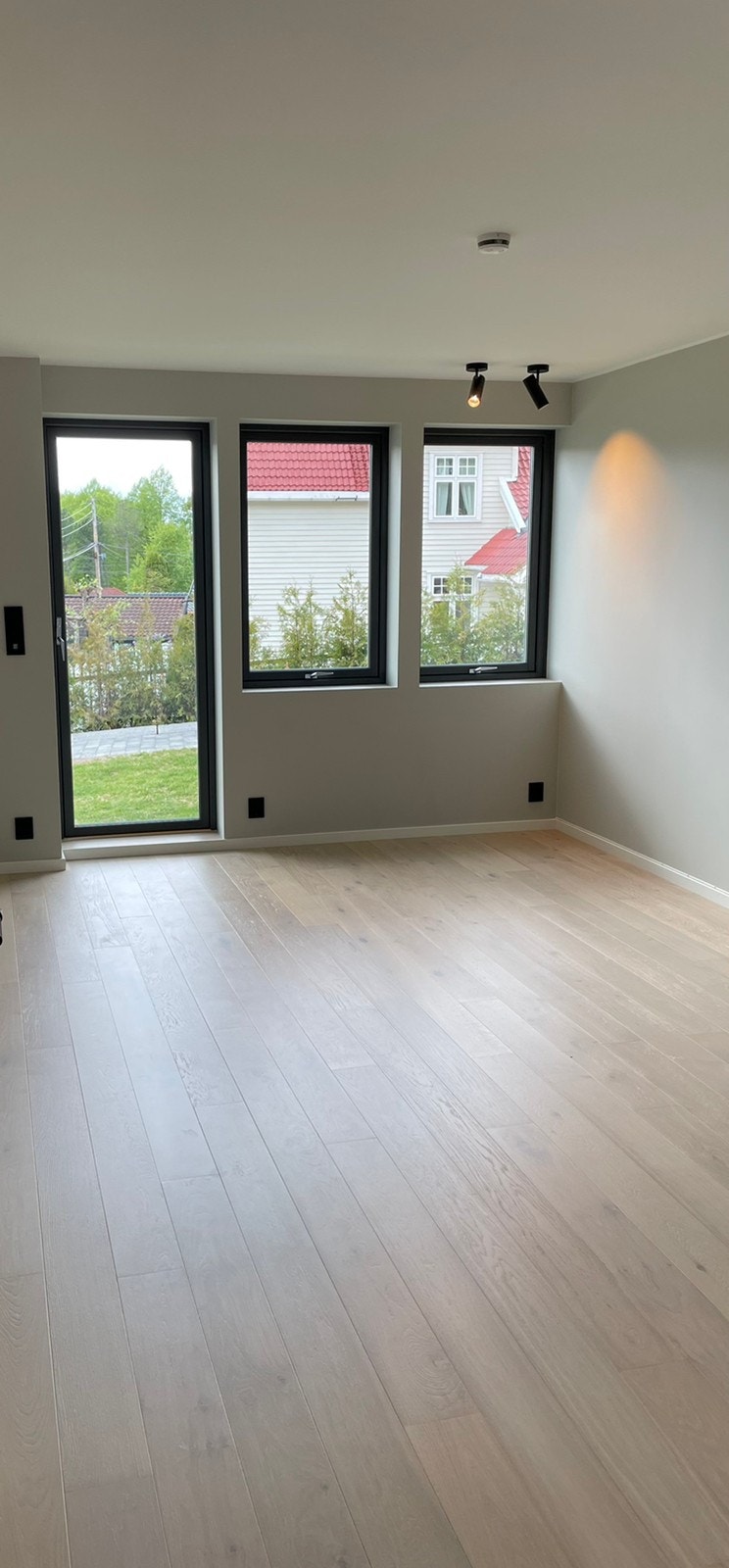 Eikeparkett og varme i gulv (varmefolie) Galleribilde