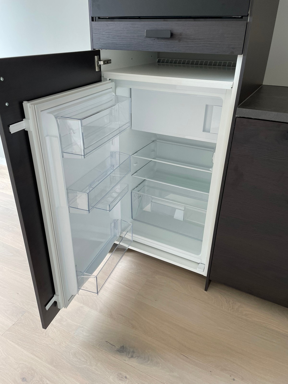 Integrert kjøleskap med liten fryser Galleribilde