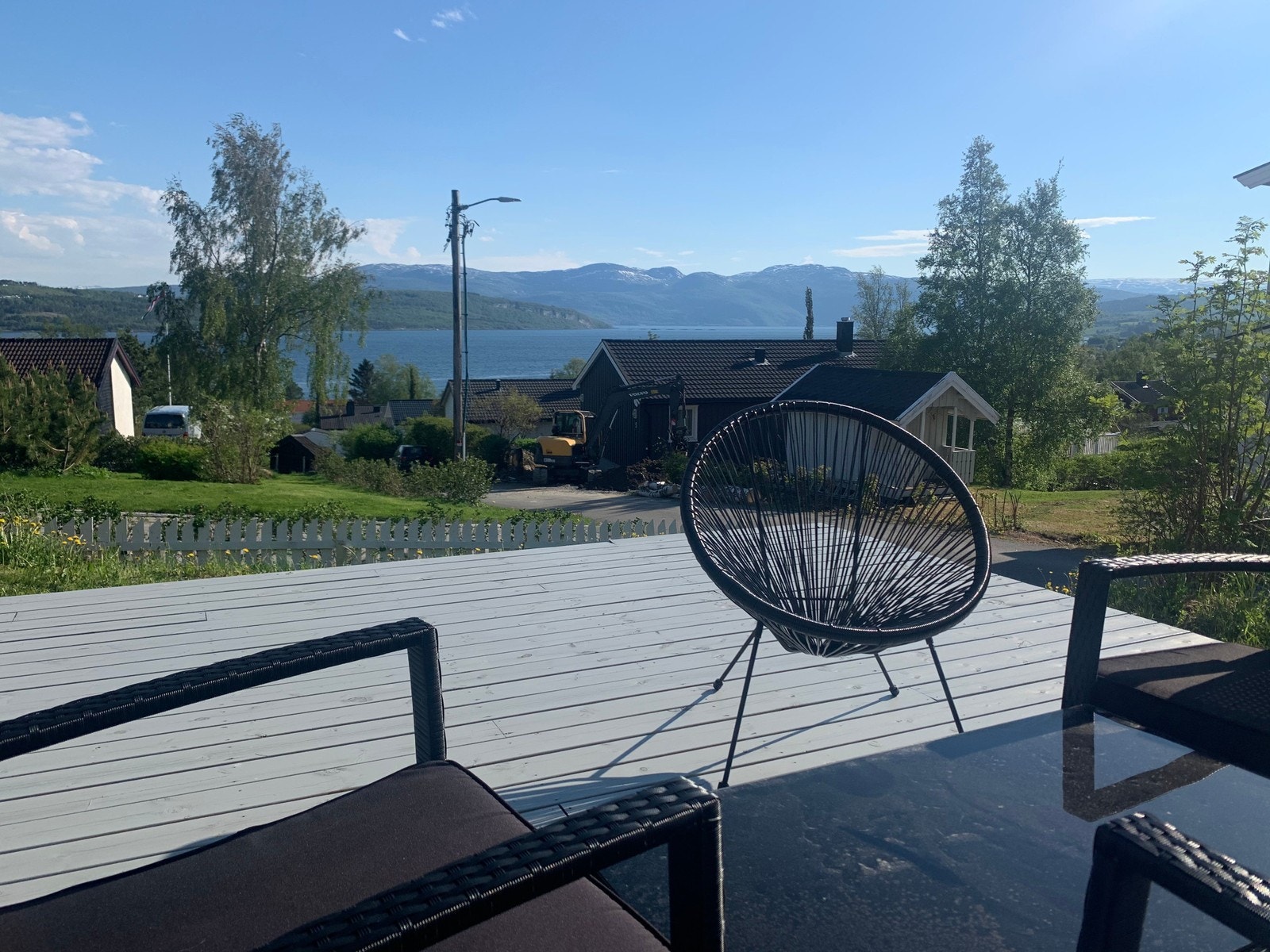 Flott terrasse og uteområde med utsikt Galleribilde