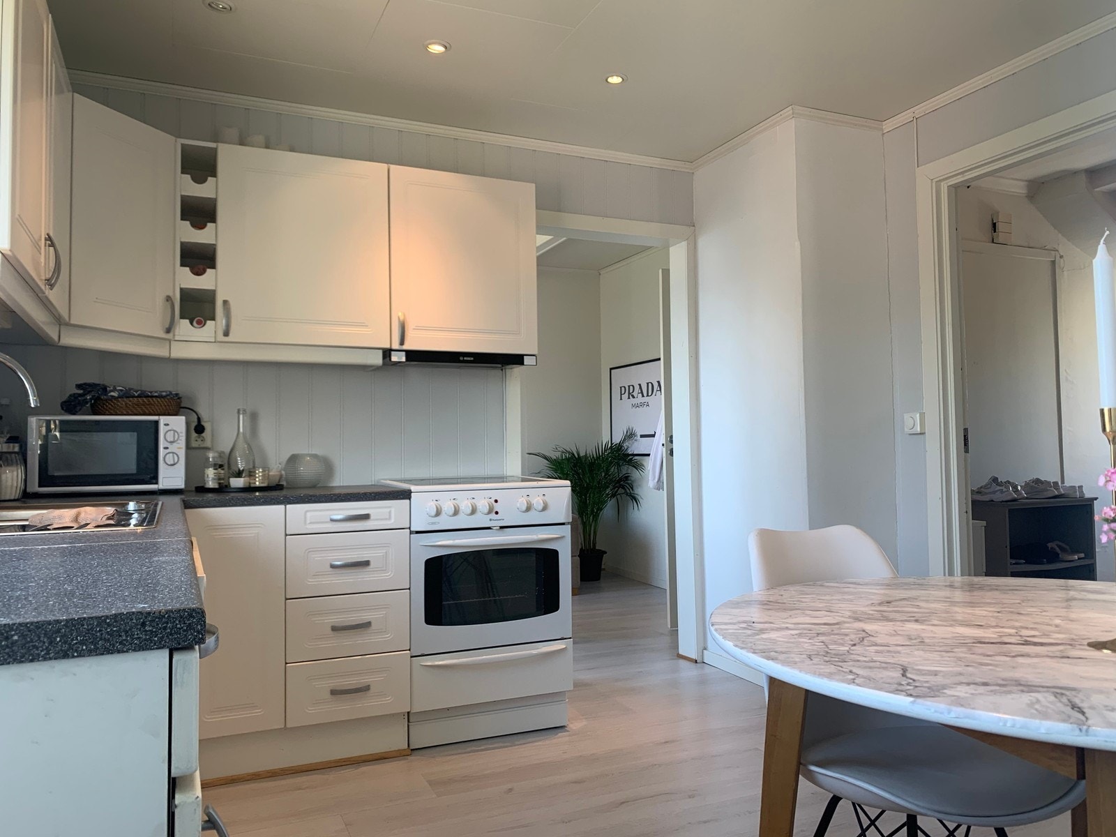 Kjøkkenet har downlights som gir godt og jevnt arbeidslys. Galleribilde