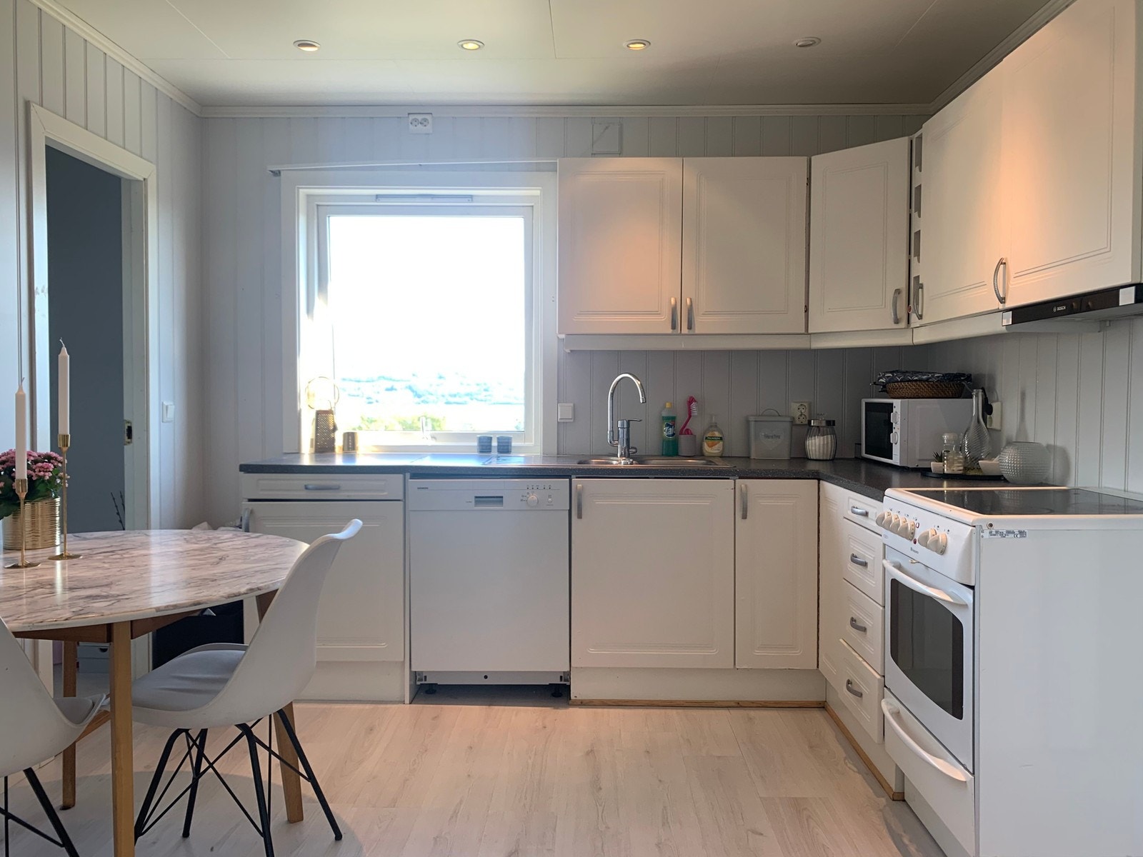 Praktisk kjøkken med god skapplass og plass til spisebord Galleribilde