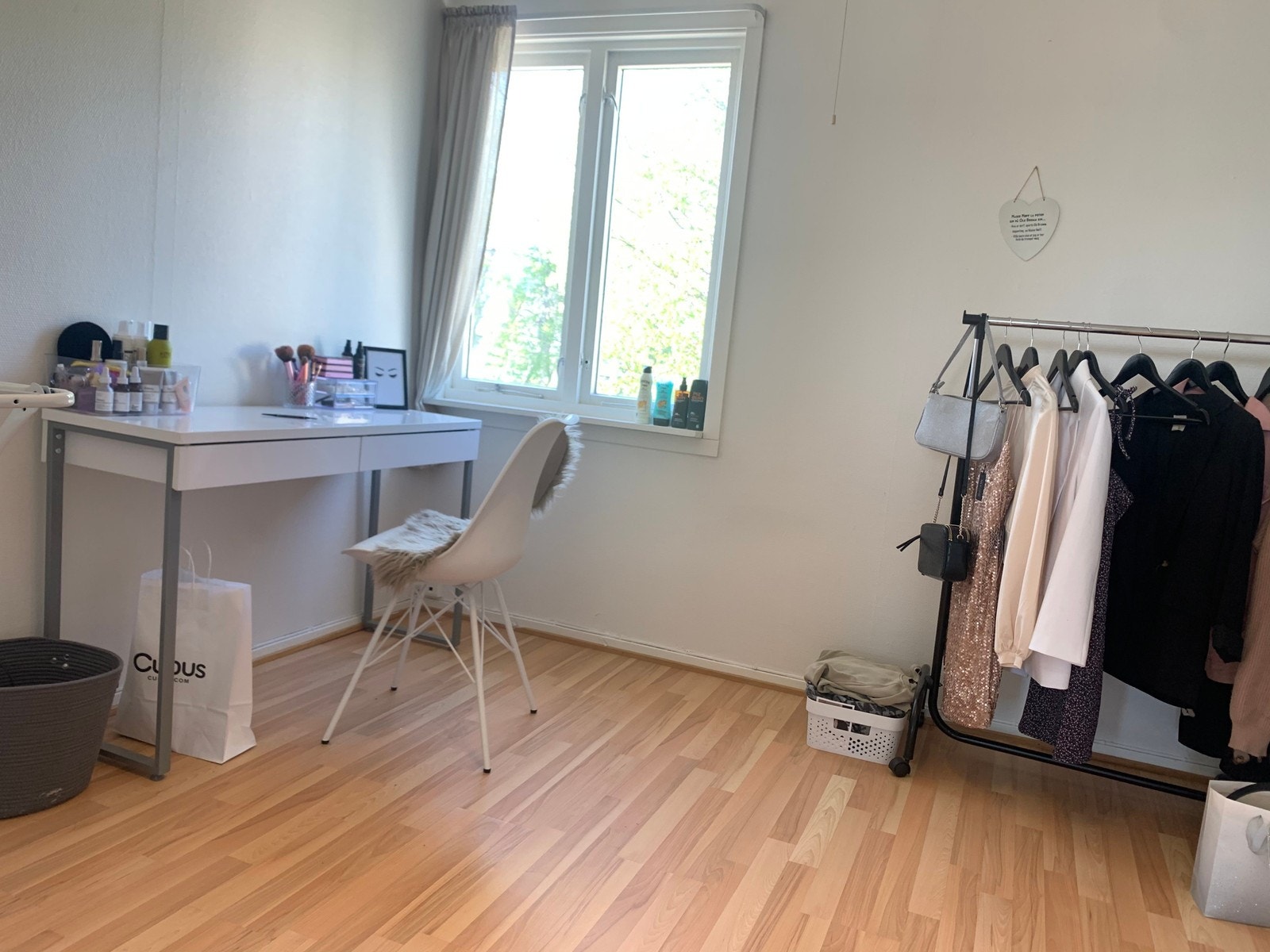 Soverom som passer godt som barnerom, kontor eller gjesterom. Galleribilde