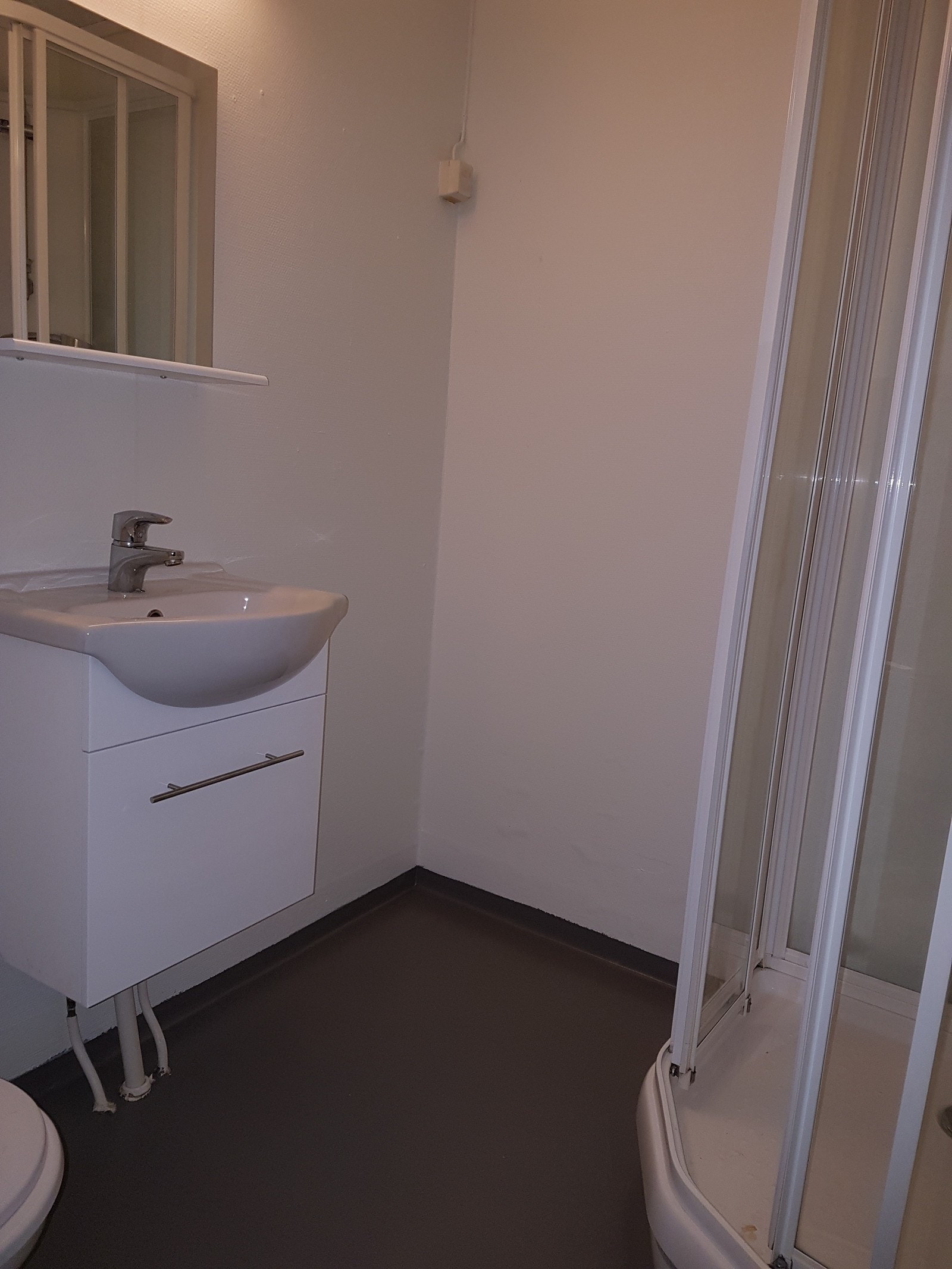 Bad med dusjkabinett og plass til vaskemaskin Galleribilde