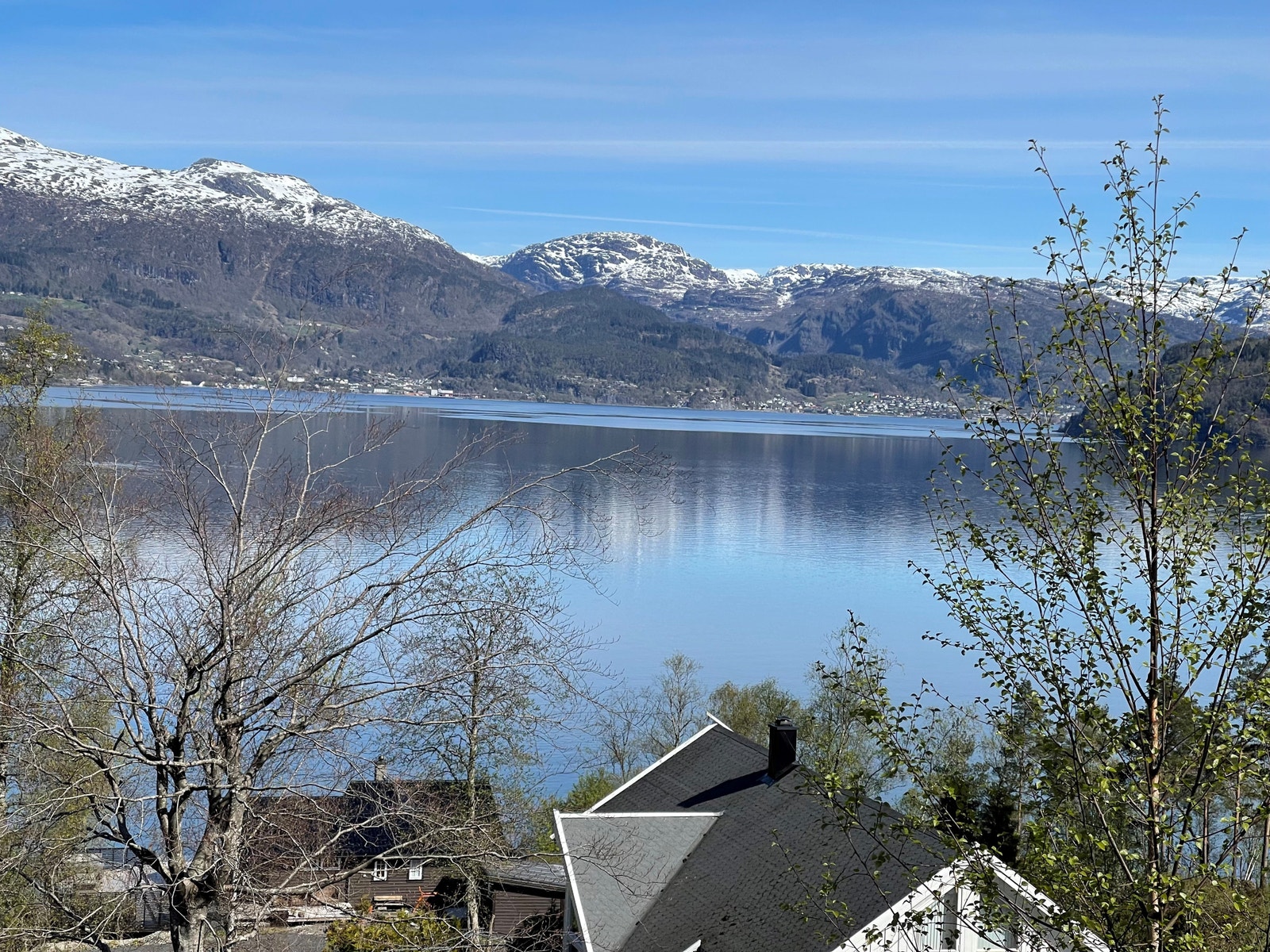 Utsikt over sjøen og Sauda Galleribilde