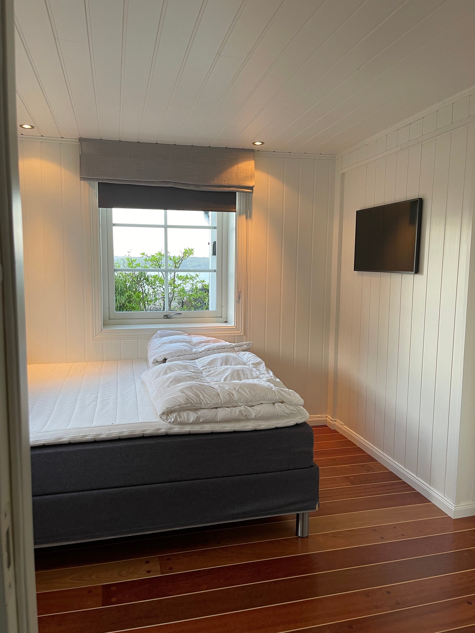 Sovealkove med tv Galleribilde