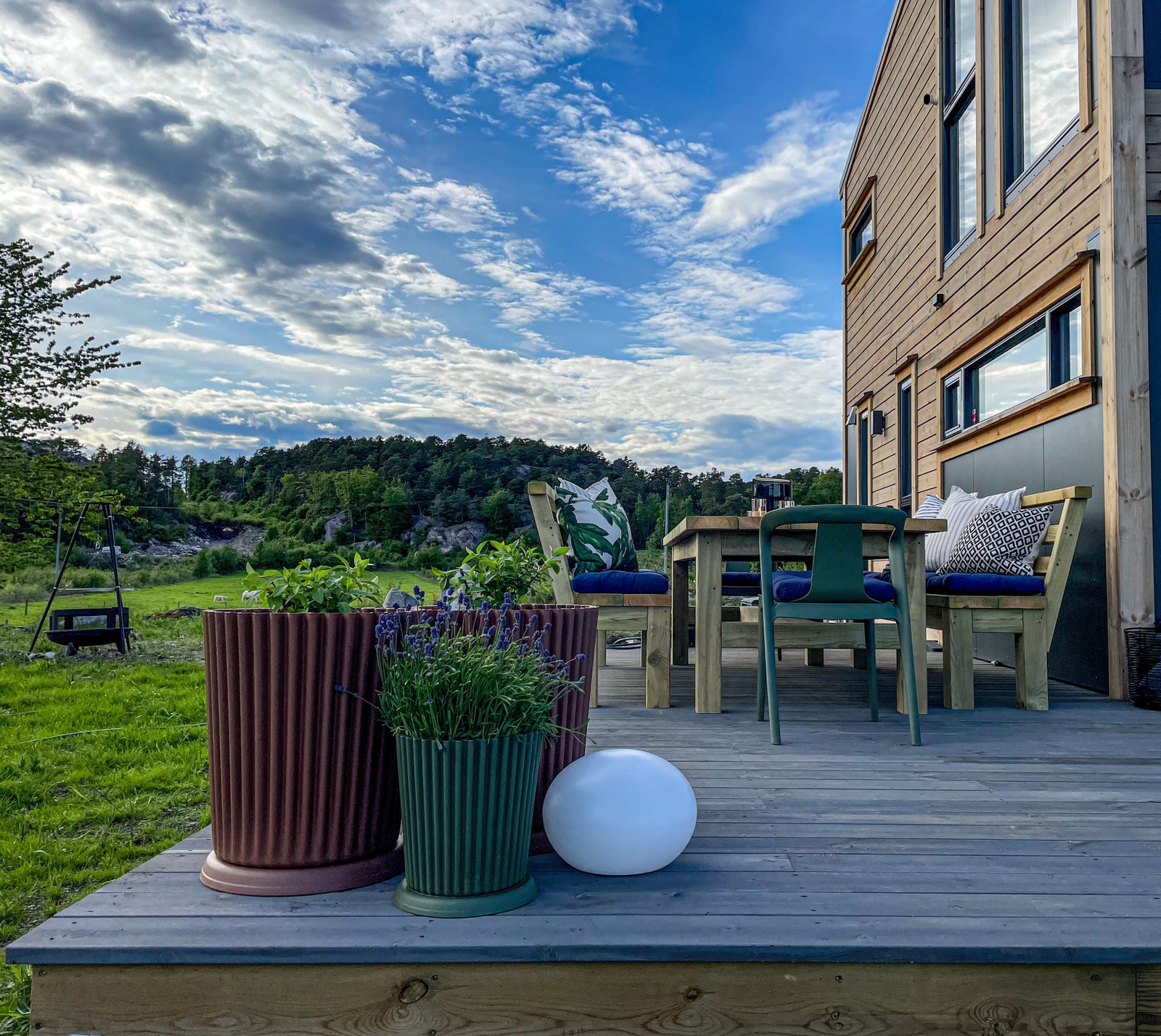 Terrasse/Spisesplass ute til 10pax Galleribilde