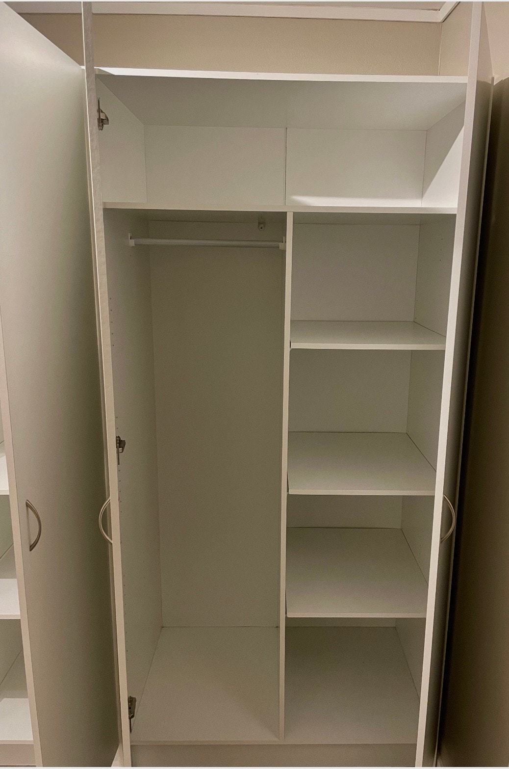 Romslig garderobeskap på soverom 2 følger med Galleribilde