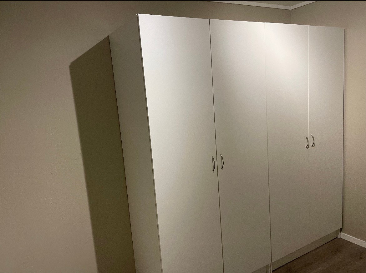 Romslig garderobeskap på soverom 2 følger med Galleribilde