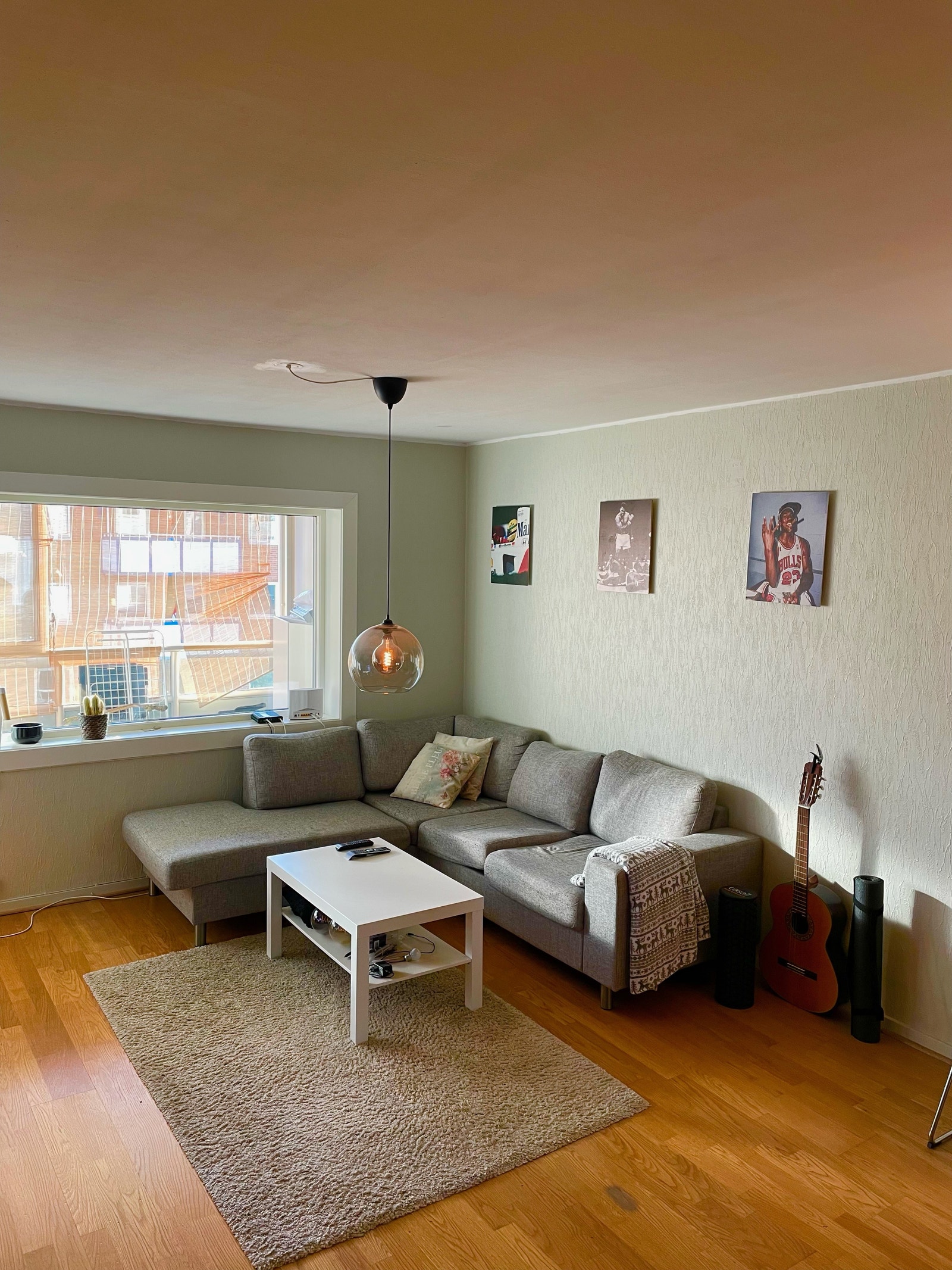 Stue med lineær-TV Galleribilde