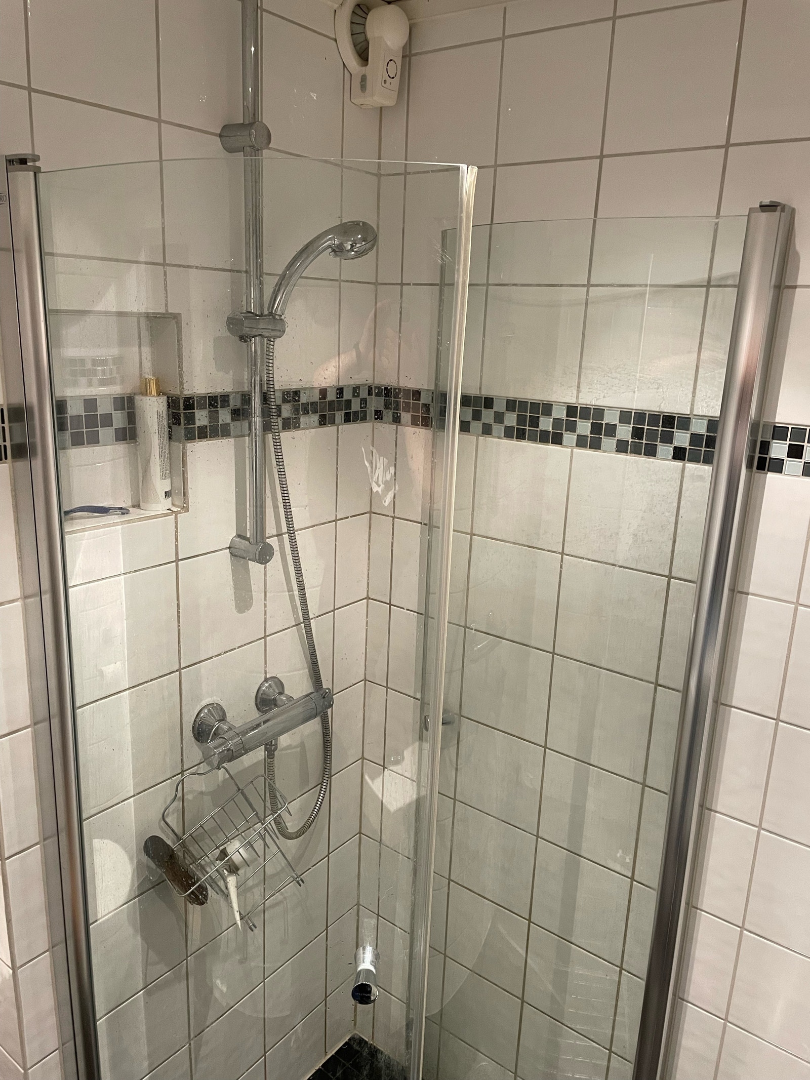 Bad med dusj og WC Galleribilde