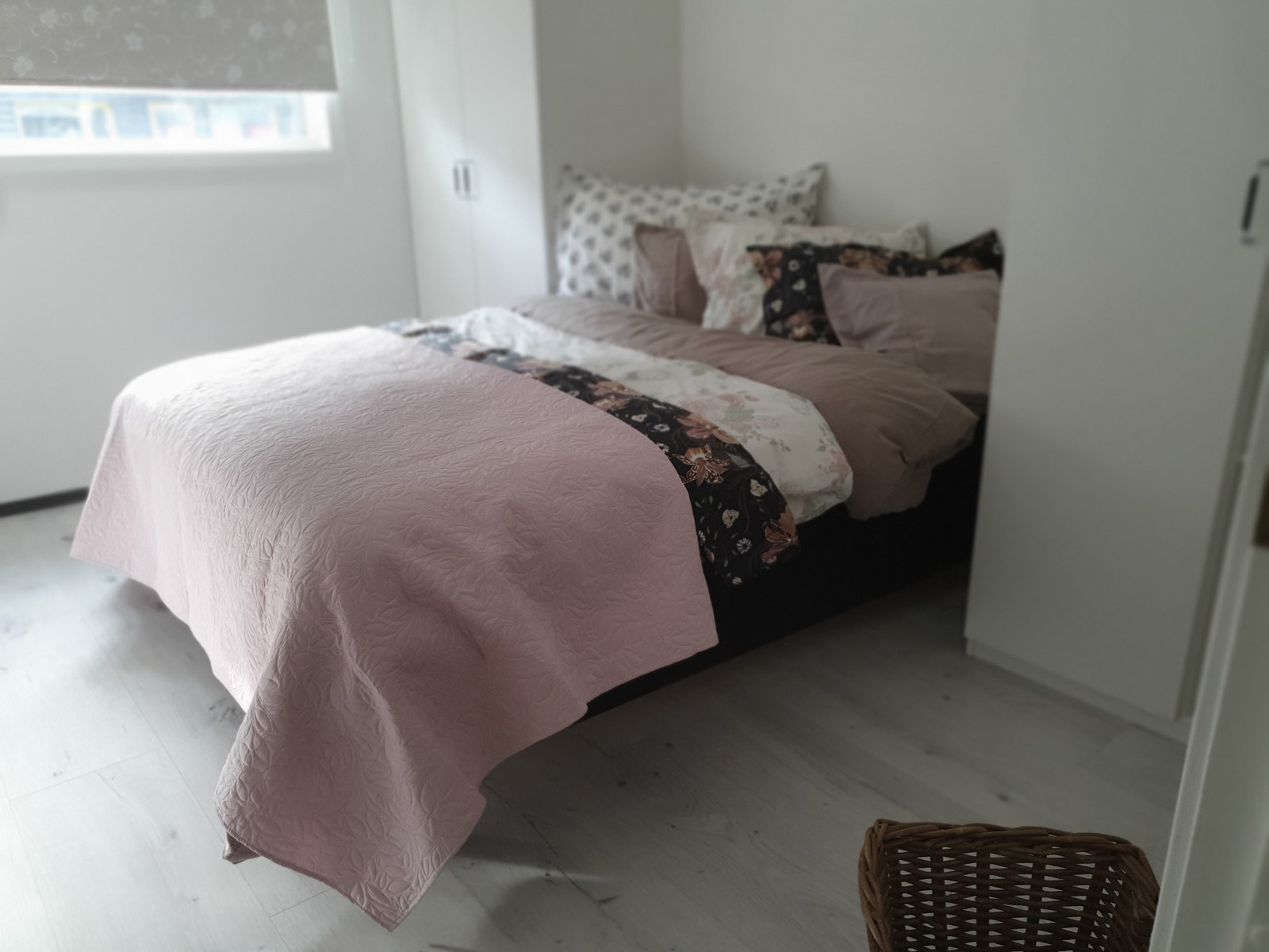 Nytt gulv er også lagt på soverommet i 2-roms leilligheten Galleribilde