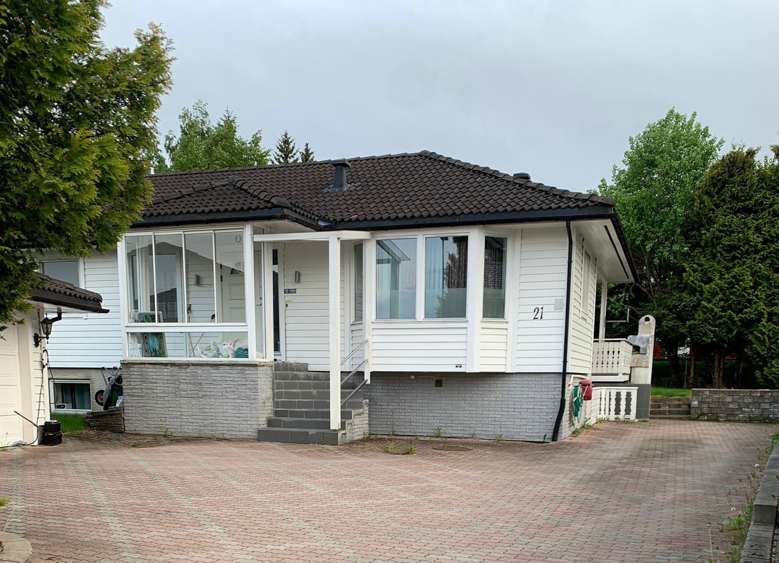 Parkering og inngang til høyre for enebolig Galleribilde