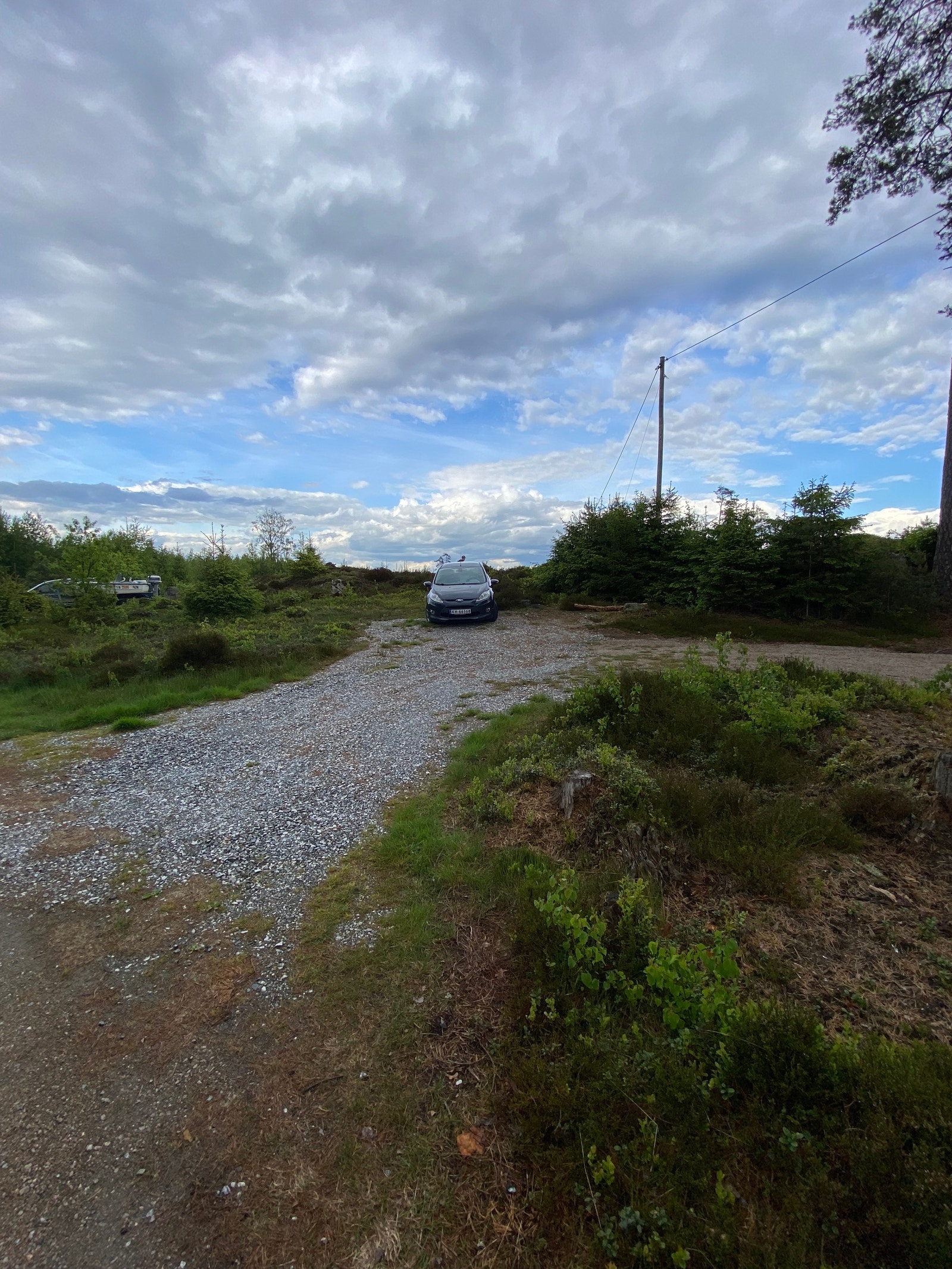 Parkeringsplasser. Det går en sti fra parkeringsplassen og over til hytten i bakkant av p-plassen. 5 Meter Galleribilde