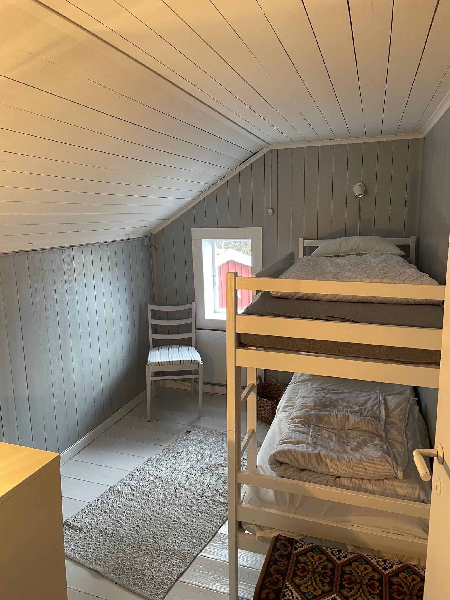 Køyesengen kan deles og begge senger kan stå på gulvet Galleribilde