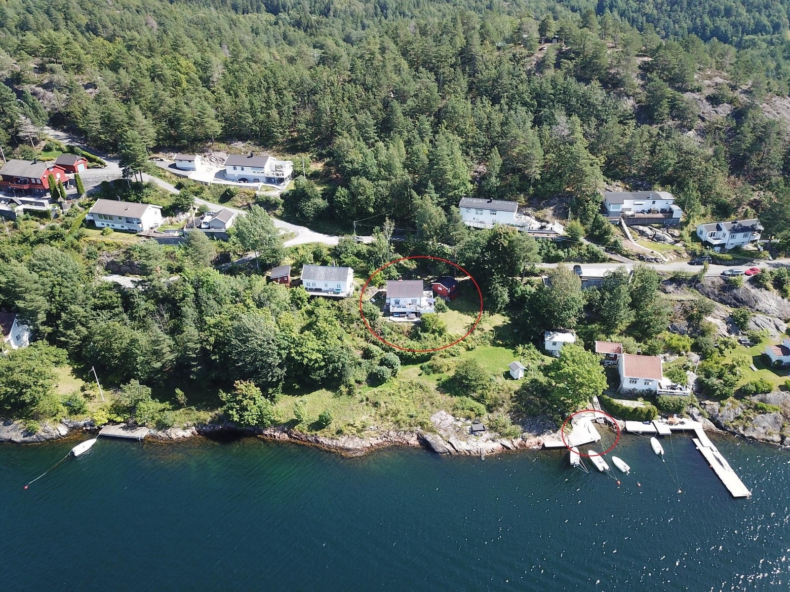 Hytten og privat brygge er ringet inn Galleribilde