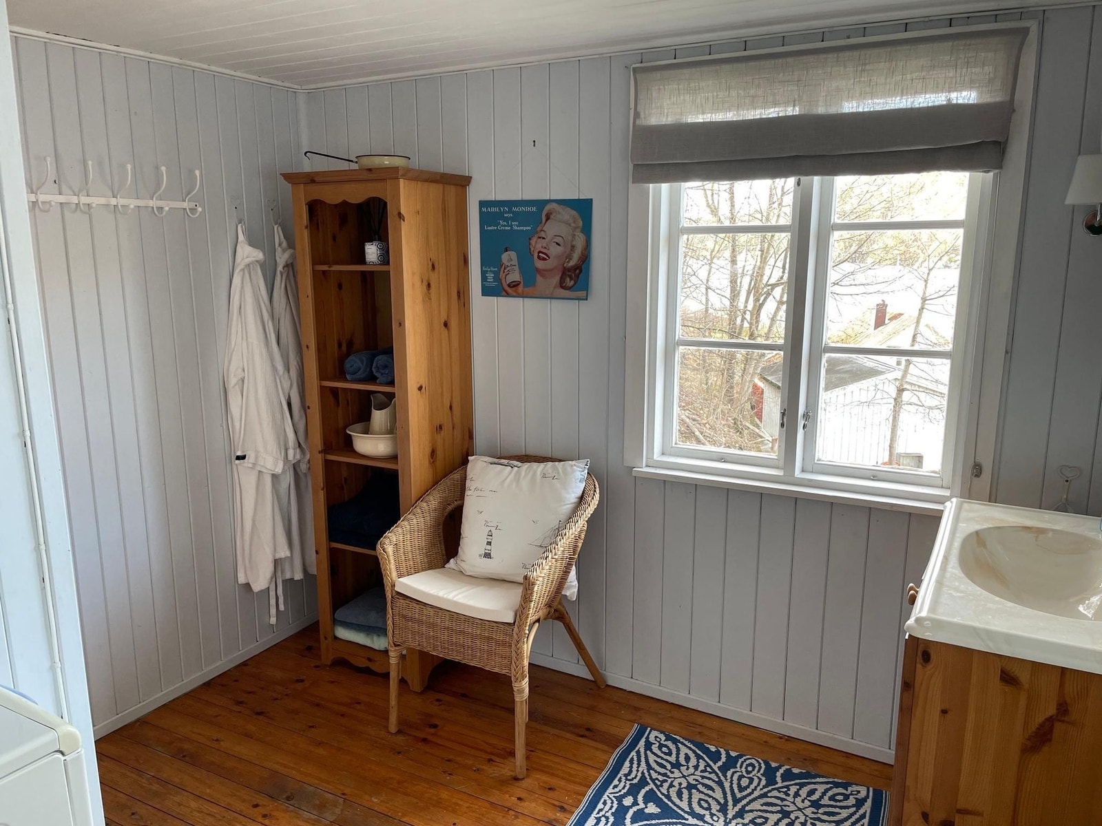 Bad med vask og dusjhjørne Galleribilde