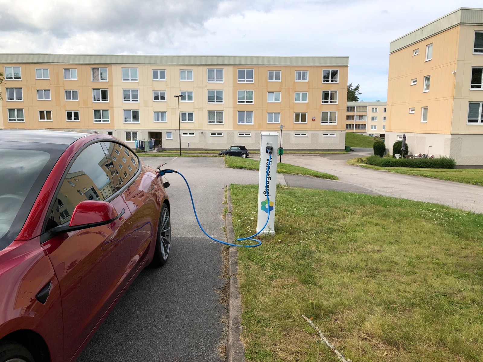 Ladestolpe til el.bil på parkeringsanlegget til leiligheten Galleribilde