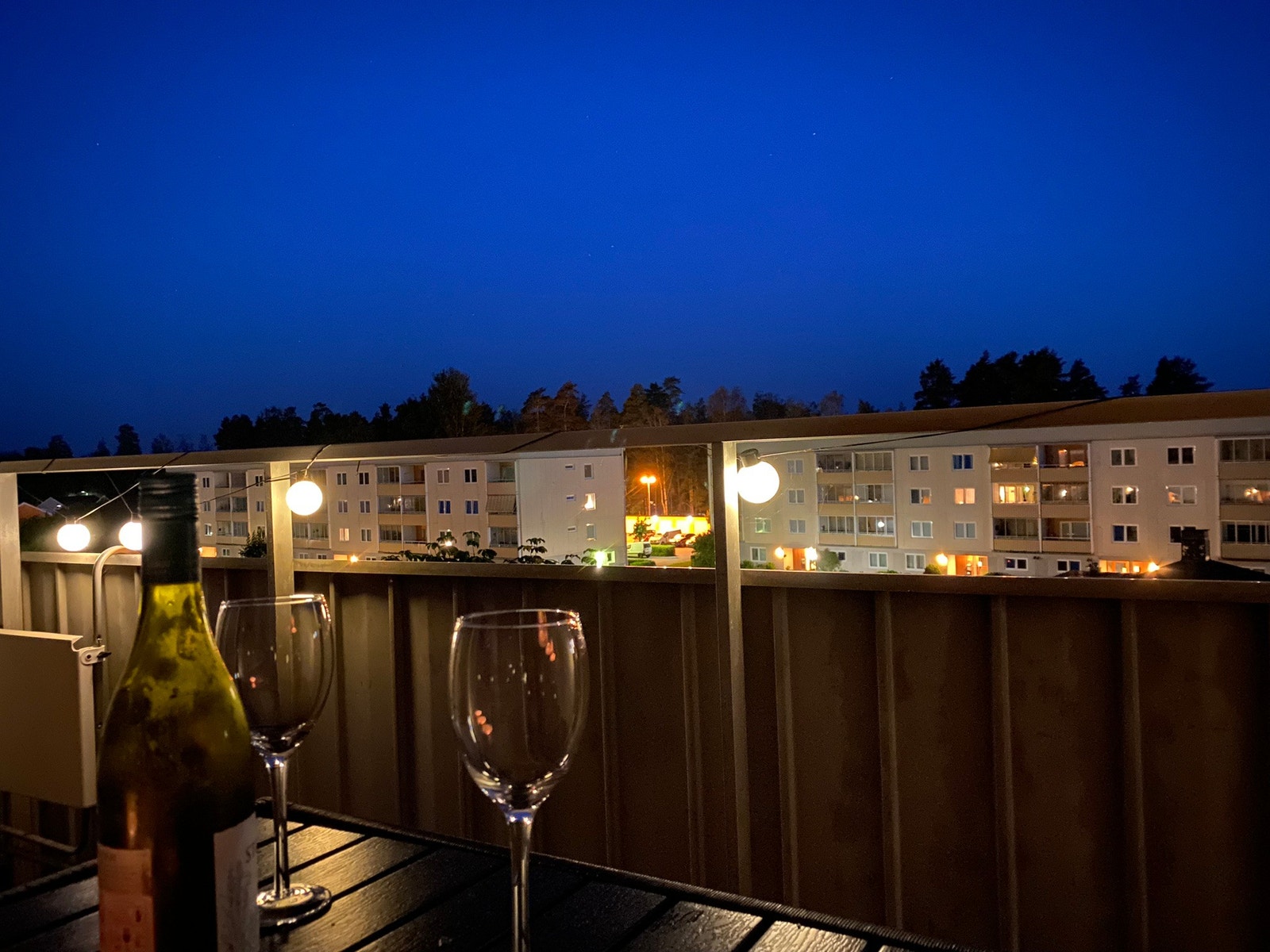 Flott utsikt fra terrassen og kveldssol. Galleribilde